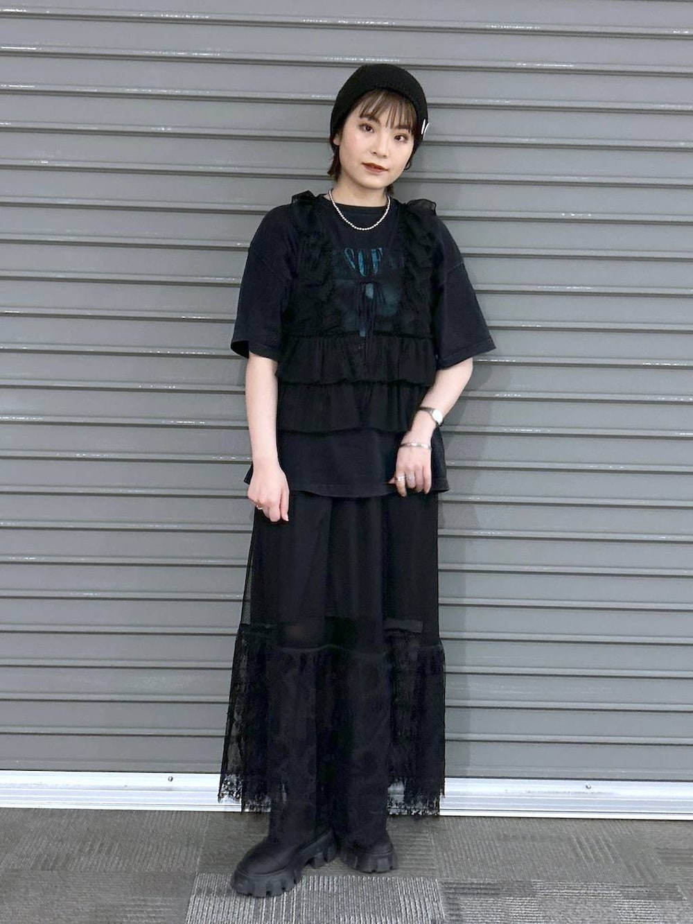「体型カバー、メンズライク、モード、デート/ロマンティック、女子会、着痩せ、ゆったり、JEANASIS、着痩せ・細見え、Tシャツ、ベスト、スカート、春コーデ、スニーカー」｜「JEANASISのチュールフリルベスト/106354（ベスト、ブラック系）」を使った、マキ（JEANASiS）さん（レディース・165cm）の春コーディネートの4枚目の写真