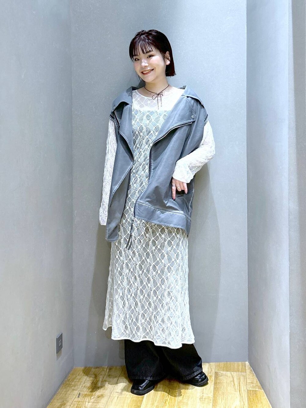 「体型カバー、メンズライク、モード、デート/ロマンティック、秋コーデ、冬コーデ、女子会、着痩せ、ゆったり、JEANASIS、ブーツ、ショートブーツ、着痩せ・細見え、アウター、ワンピース」｜「JEANASISのカコウBIGライダース/145147（ライダースジャケット、グレー系）」を使った、マキ（JEANASiS）さん（レディース・165cm）の秋コーディネートの2枚目の写真