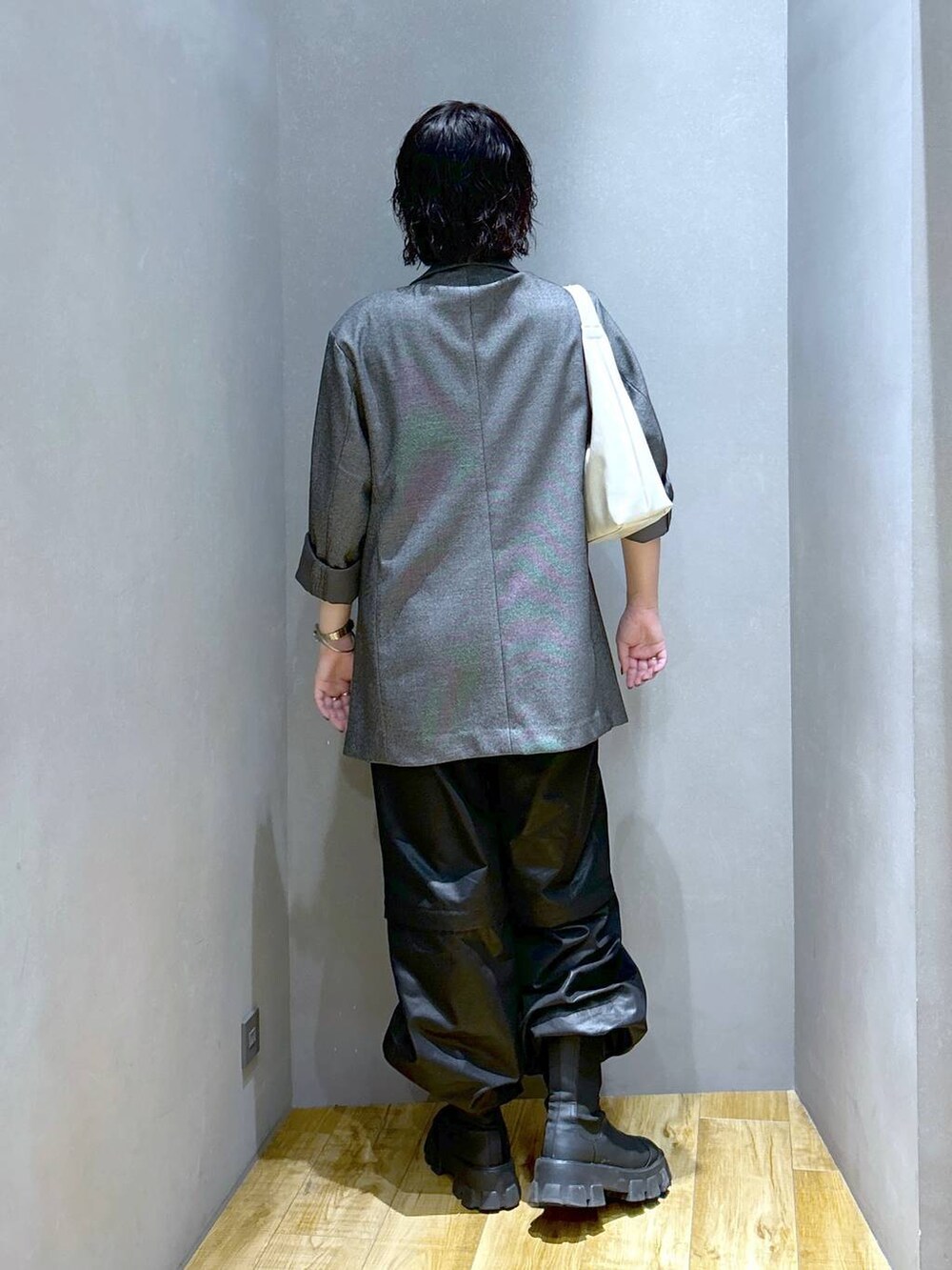 ホワイト系のショルダーバッグ、グレー系のテーラードジャケット、ブラック系のその他パンツを着用したレディースの秋コーディネートの5枚目の写真