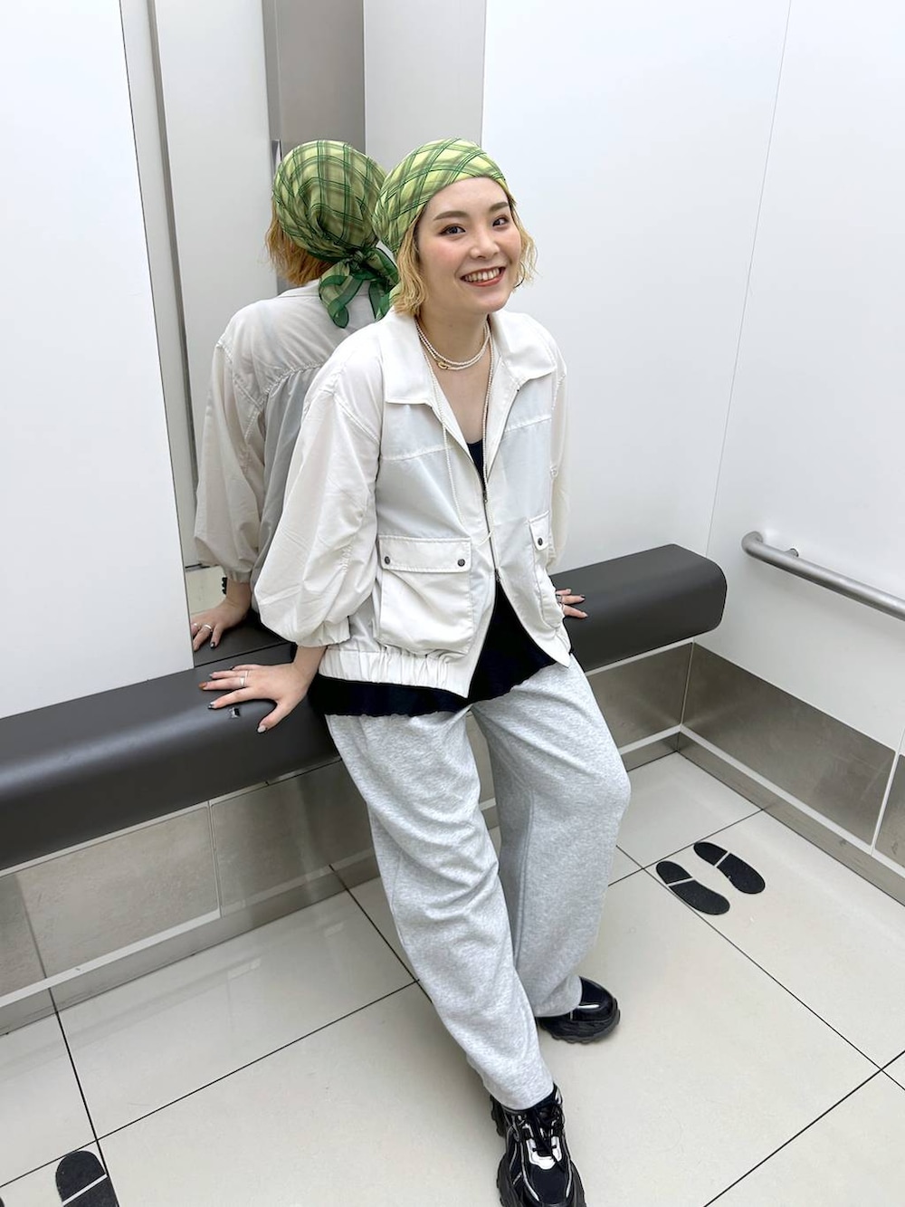 「春夏コーデ、デート/ロマンティック、着痩せ・細見え、体型カバー、メンズライク、モード、女子会、着痩せ、ゆったり、JEANASIS、夏コーデ、スニーカー、ブルゾン、スウェットパンツ、スカーフ」｜「JEANASISのオーバーラップスニーカー/325991（スニーカー、ブラック系）」を使った、マキ（JEANASiS）さん（レディース・165cm）の春コーディネートの4枚目の写真