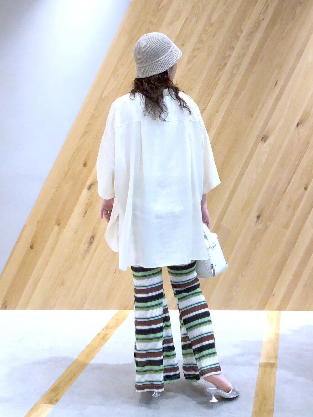 「ごきげんウィーク、JEANASiS、ジーナシス、マキの服、グリーン、フレアパンツ、シャツスタイル、メンズライク、バケットハット、高身長コーデ、春夏コーデ」｜「JEANASISのマルチボーダースソフレアパンツ/280288（その他パンツ、グリーン系）」を使った、マキ（JEANASiS）さん（レディース・165cm）の春コーディネートの3枚目の写真