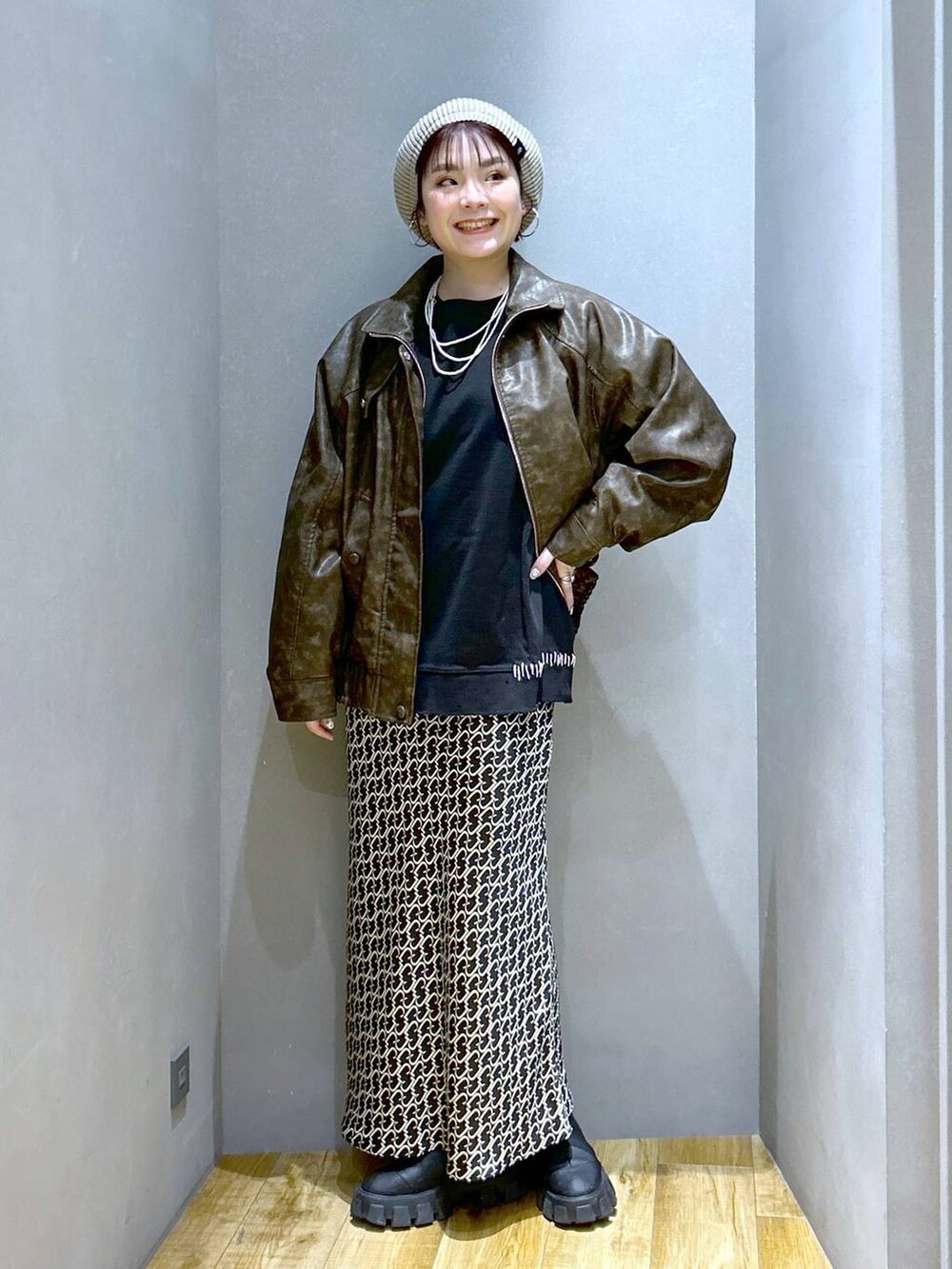 「体型カバー、メンズライク、モード、デート/ロマンティック、女子会、着痩せ、ゆったり、JEANASIS、ブーツ、ショートブーツ、着痩せ・細見え、春コーデ、スウェット、ロンT、スカート」｜「JEANASISのルーズシルエットベレー/286616（ハンチング/ベレー帽、ベージュ系）」を使った、マキ（JEANASiS）さん（レディース・165cm）の冬コーディネートの3枚目の写真