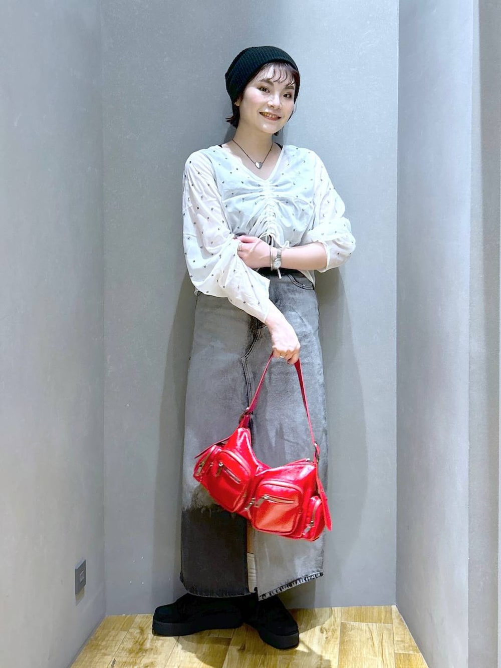 「体型カバー、メンズライク、モード、デート/ロマンティック、秋コーデ、女子会、着痩せ、ゆったり、JEANASIS、ブーツ、着痩せ・細見え、ブラウス、夏コーデ、ニット帽、ハンドバッグ」｜「JEANASISの4ポケットワンショルダーBAG/131265（ショルダーバッグ、レッド系）」を使った、マキ（JEANASiS）さん（レディース・165cm）の夏コーディネートの2枚目の写真