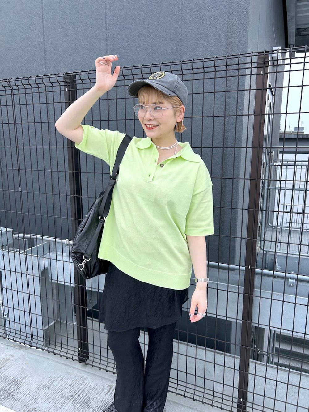 「体型カバー、メンズライク、モード、デート/ロマンティック、春コーデ、女子会、着痩せ、ゆったり、JEANASIS、着痩せ・細見え、春夏コーデ、ポロシャツ、フレアパンツ、サンダル」｜「eLの【eL】12G Polo Shirt SS/319093（ポロシャツ、イエロー系）」を使った、マキ（JEANASiS）さん（レディース・165cm）の春コーディネートの4枚目の写真
