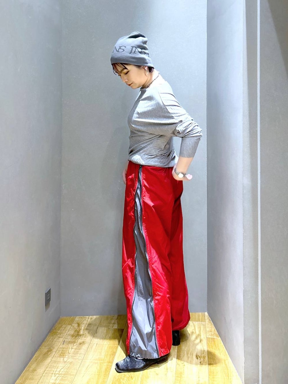 シルバー系のショルダーバッグ、ブラック系のパンプス、レッド系のその他パンツを着用したレディースの春コーディネートの3枚目の写真