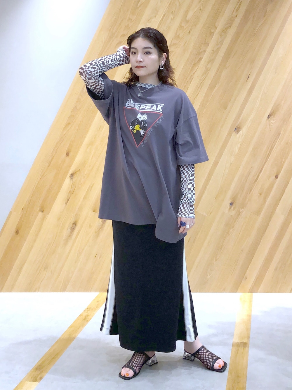 「JEANASiS、ジーナシス、マキの服、Tシャツ、ビッグシルエット、ジャージスカート、ヒール、大人カジュアル、シアートップス、ロングスカート」｜「JEANASISのUSED ROCK TEE/281576（Tシャツ/カットソー、グレー系）」を使った、マキ（JEANASiS）さん（レディース・165cm）の春コーディネートの2枚目の写真