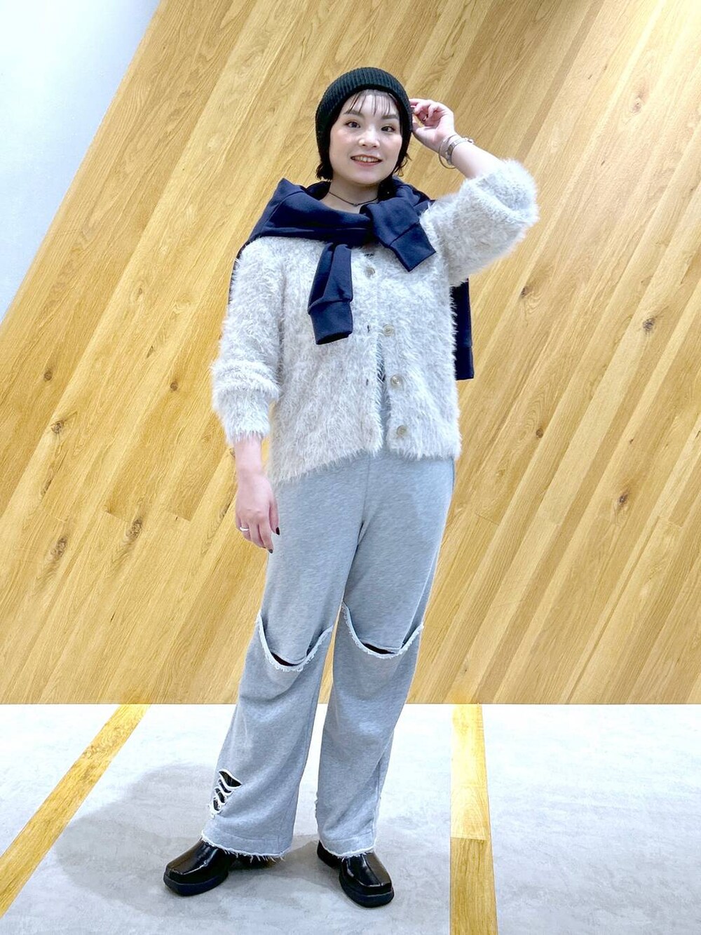 ブラック系のブーツ、グレー系のスウェットパンツ、ブルー系のスウェットを着用したレディースの秋コーディネートの3枚目の写真