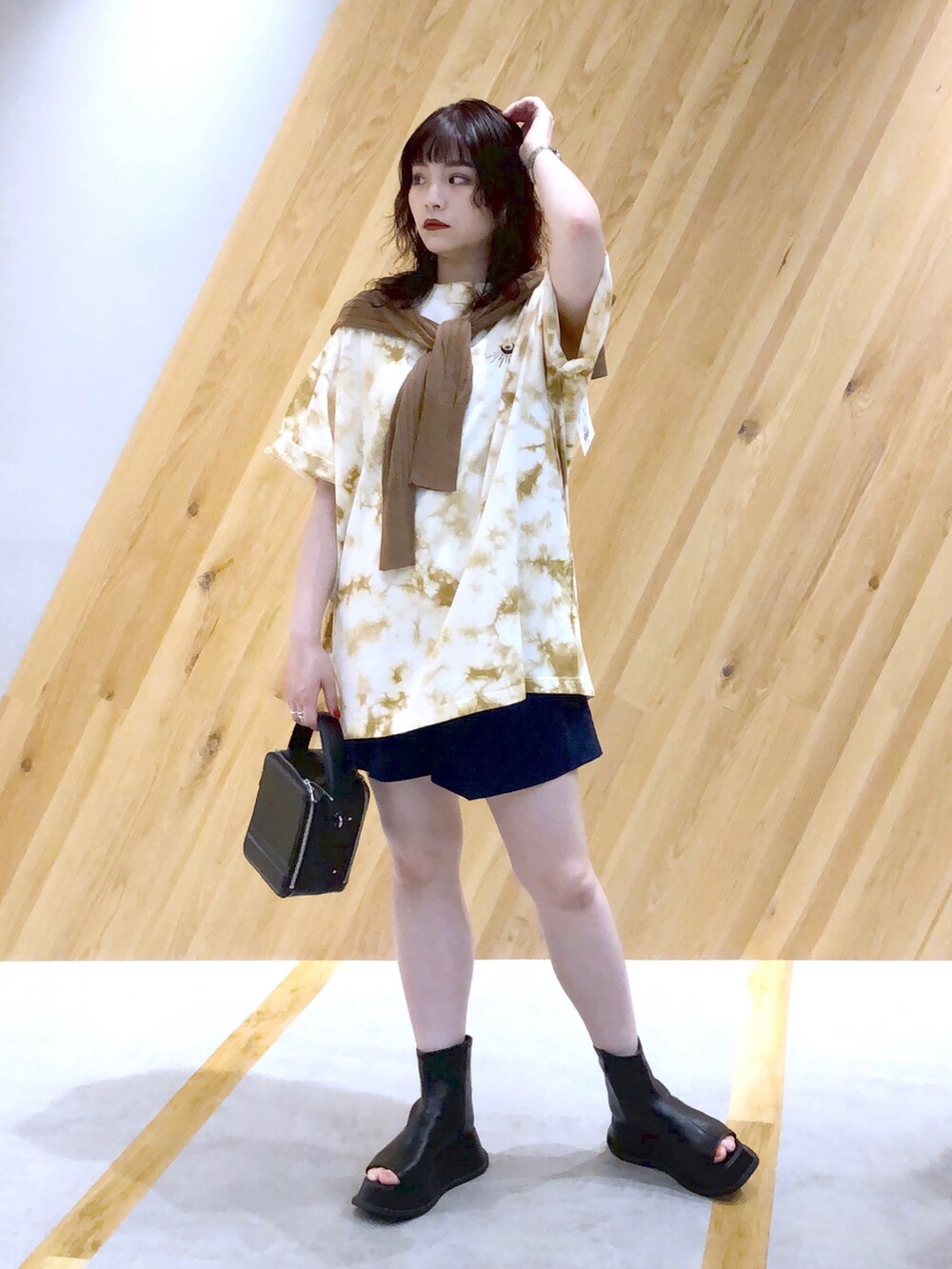 「JEANASiS、ジーナシス、マキの服、Tシャツ、ショートパンツ、厚底シューズ、ハーフパンツ、ロゴT、夏コーデ」｜「JEANASISの【SHIMA×JEANASIS】コラボBIGTEE/344680（Tシャツ/カットソー、ブラウン系）」を使った、マキ（JEANASiS）さん（レディース・165cm）の夏コーディネートの2枚目の写真