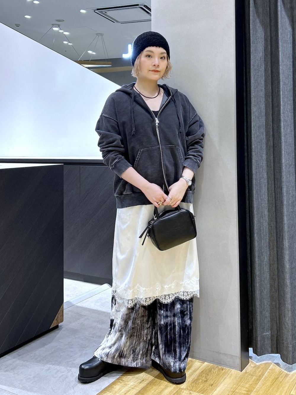 ブラック系のショルダーバッグ、ブラック系のパーカー、ブラック系のその他シューズを着用したレディースの秋コーディネートの4枚目の写真