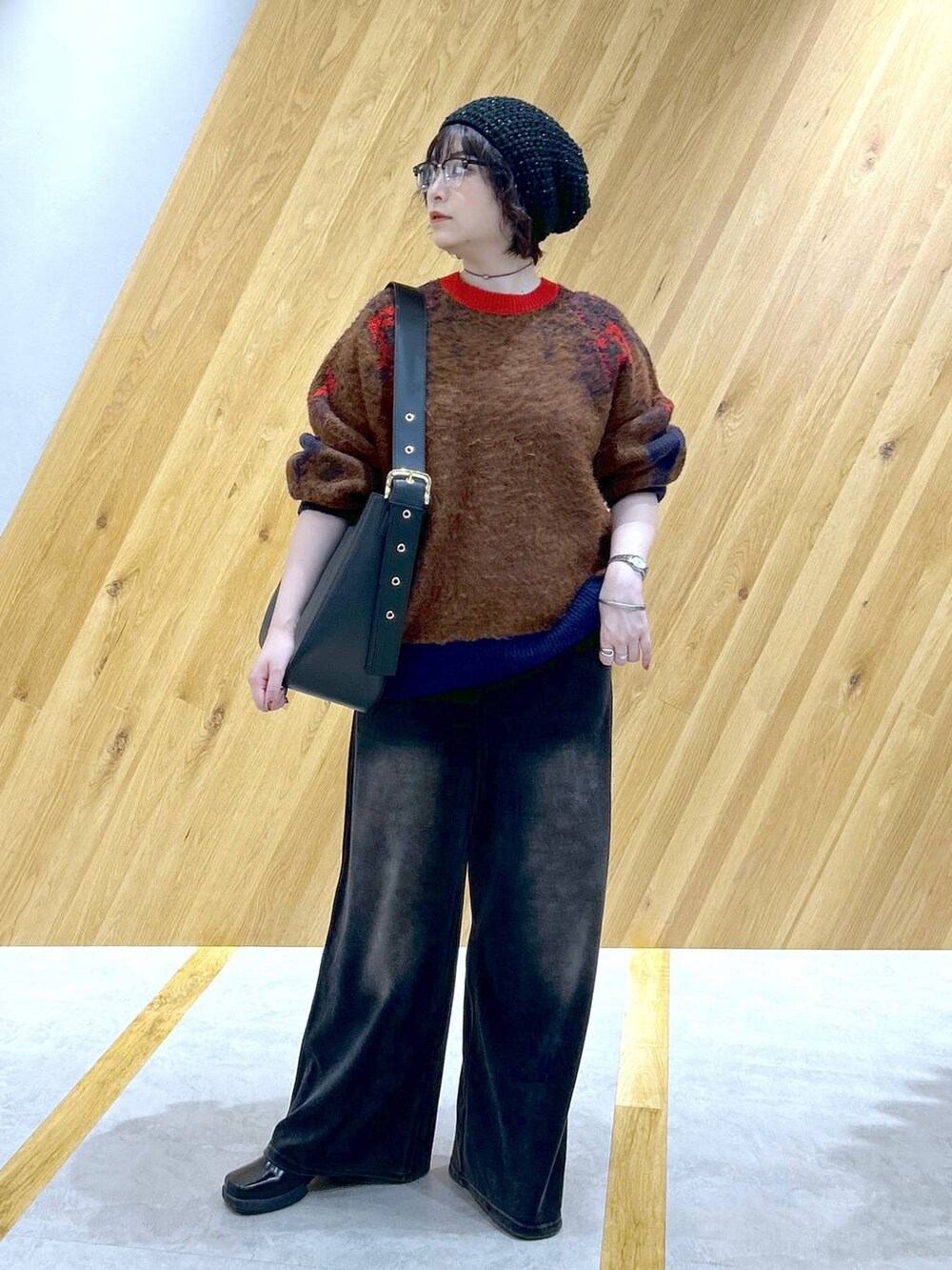 「体型カバー、メンズライク、モード、デート/ロマンティック、秋コーデ、冬コーデ、女子会、着痩せ、ゆったり、JEANASIS、ブーツ、ショートブーツ、着痩せ・細見え、ワイドパンツ、メガネ」｜「JEANASISのスパンコールニットベレー/140305（ハンチング/ベレー帽、ブラック系）」を使った、マキ（JEANASiS）さん（レディース・165cm）の冬コーディネートの2枚目の写真