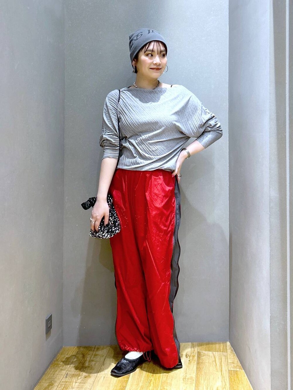 シルバー系のショルダーバッグ、ブラック系のパンプス、レッド系のその他パンツを着用したレディースの春コーディネートの2枚目の写真