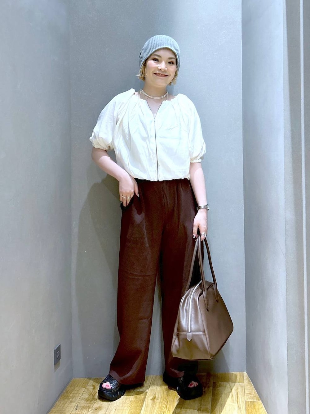 「体型カバー、着痩せ、ゆったり、JEANASIS、着痩せ・細見え、メンズライク、モード、デート/ロマンティック、女子会、春夏コーデ、夏コーデ、スウェットパンツ、サンダル、ブラウス」｜「eLの【eL】Large Boston Bag/288120（ショルダーバッグ、ブラウン系）」を使った、マキ（JEANASiS）さん（レディース・165cm）の春コーディネートの2枚目の写真