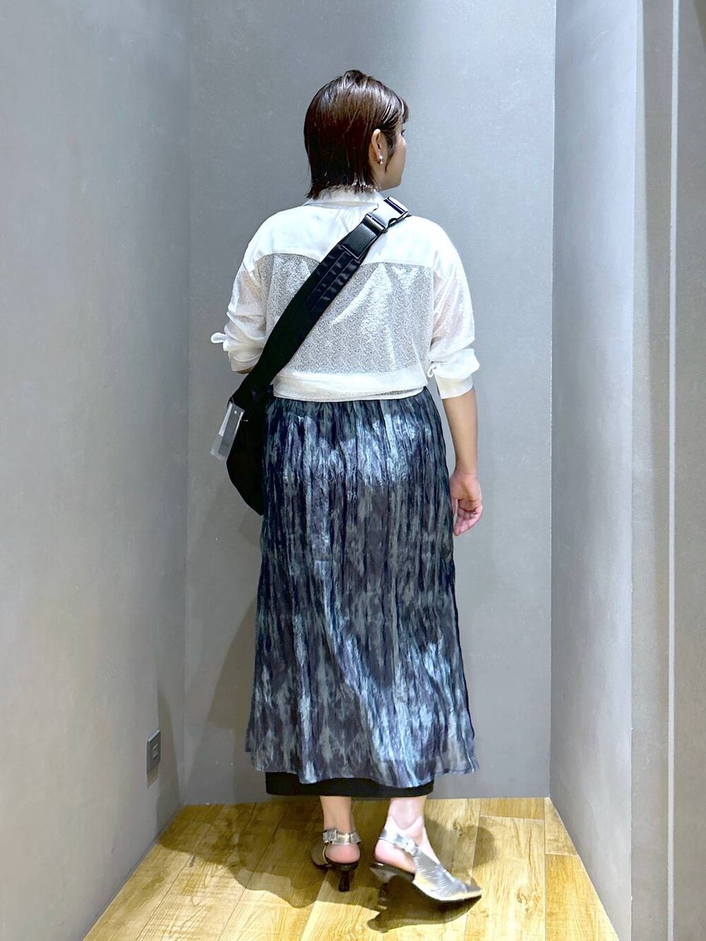 ホワイト系のシャツ/ブラウス、ブルー系のワンピース、ブラック系のボディバッグ/ウエストポーチを着用したレディースの春コーディネートの4枚目の写真