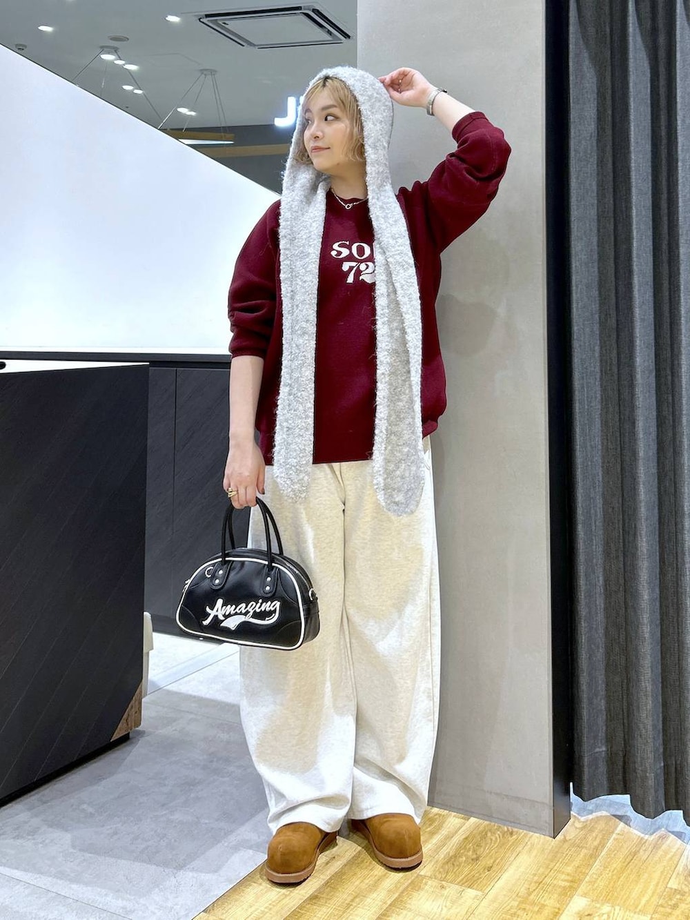 ブラック系のショルダーバッグ、ブラウン系のその他シューズ、レッド系のニット/セーターを着用したレディースの秋コーディネートの3枚目の写真