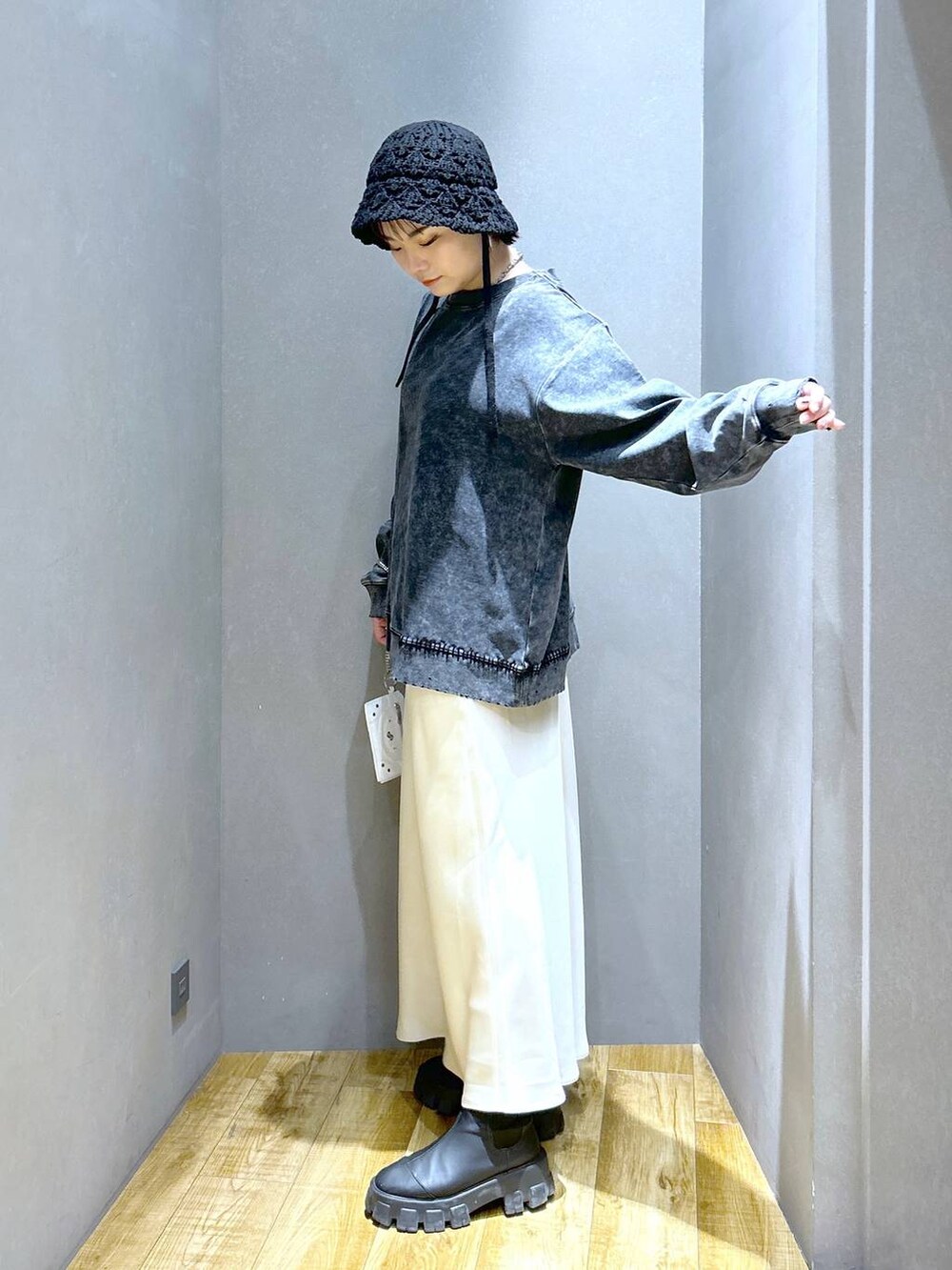 「ゆったり、スウェット、ロンT、体型カバー、メンズライク、モード、デート/ロマンティック、女子会、着痩せ、JEANASIS、ブーツ、ショートブーツ、着痩せ・細見え、春コーデ、スカート」｜「JEANASISのチェーンツキウォレット/286170（財布、ホワイト系）」を使った、マキ（JEANASiS）さん（レディース・165cm）の冬コーディネートの4枚目の写真