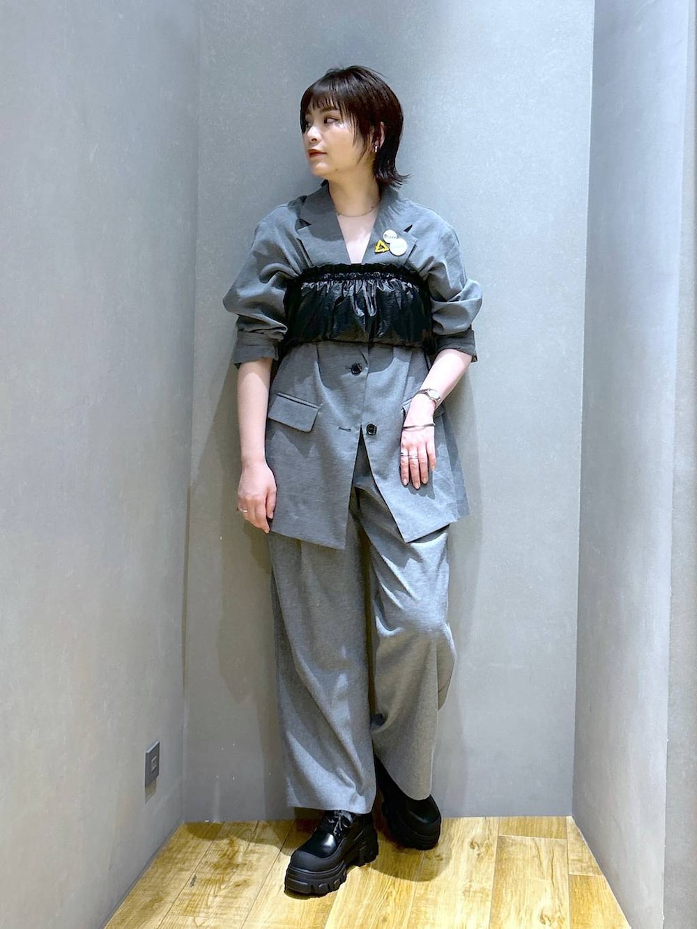 ブラック系のドレスシューズ、ブラック系のキャミソール、グレー系のその他パンツを着用したレディースの春コーディネートの3枚目の写真