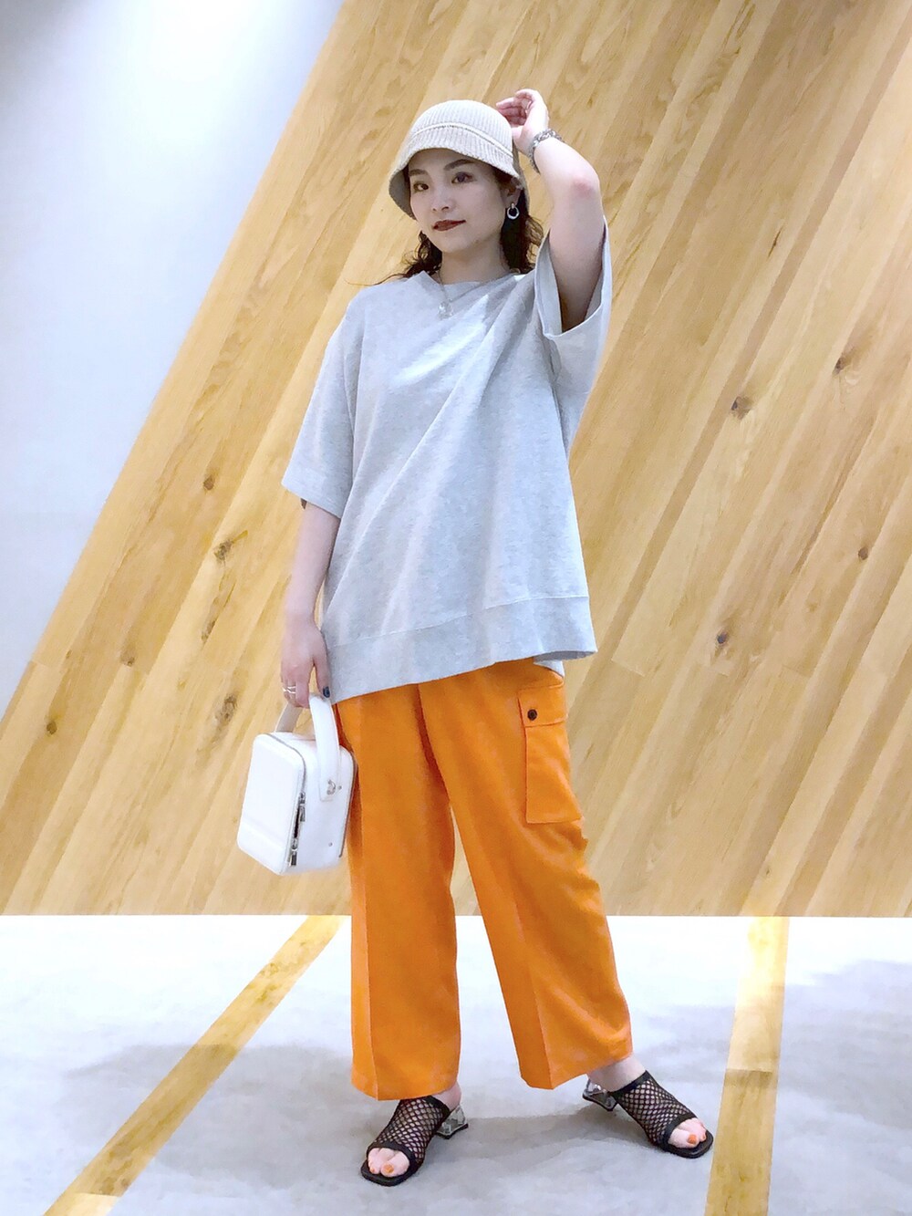 「JEANASiS、ジーナシス、マキの服、ゆるコーデ、カジュアル、カラーパンツ、スウェット、バケットハット、メッシュ、春夏コーデ、ビタミンカラー、カラー×コーデ」｜「JEANASISのビンテージミニウラケビッグSS/281580（Tシャツ/カットソー、グレー系）」を使った、マキ（JEANASiS）さん（レディース・165cm）の春コーディネートの2枚目の写真