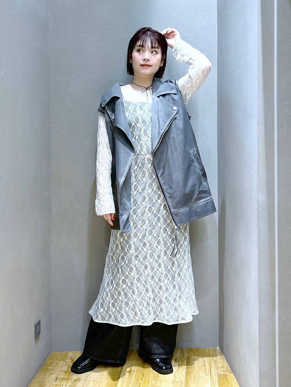 「体型カバー、メンズライク、モード、デート/ロマンティック、秋コーデ、冬コーデ、女子会、着痩せ、ゆったり、JEANASIS、ブーツ、ショートブーツ、着痩せ・細見え、アウター、ワンピース」｜「JEANASISのカコウBIGライダース/145147（ライダースジャケット、グレー系）」を使った、マキ（JEANASiS）さん（レディース・165cm）の秋コーディネートの3枚目の写真