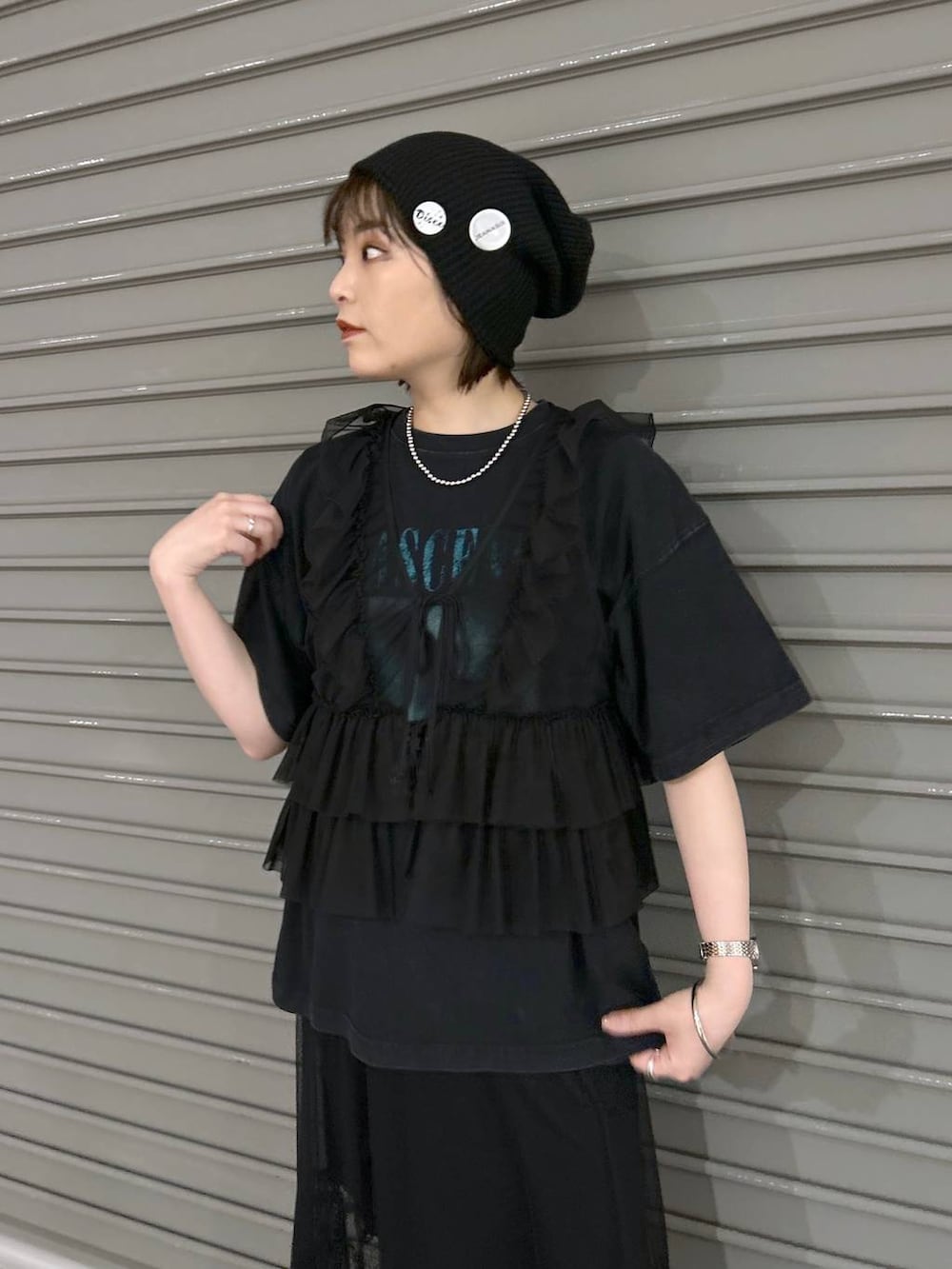 「体型カバー、メンズライク、モード、デート/ロマンティック、女子会、着痩せ、ゆったり、JEANASIS、着痩せ・細見え、Tシャツ、ベスト、スカート、春コーデ、スニーカー」｜「JEANASISのチュールフリルベスト/106354（ベスト、ブラック系）」を使った、マキ（JEANASiS）さん（レディース・165cm）の春コーディネートの2枚目の写真