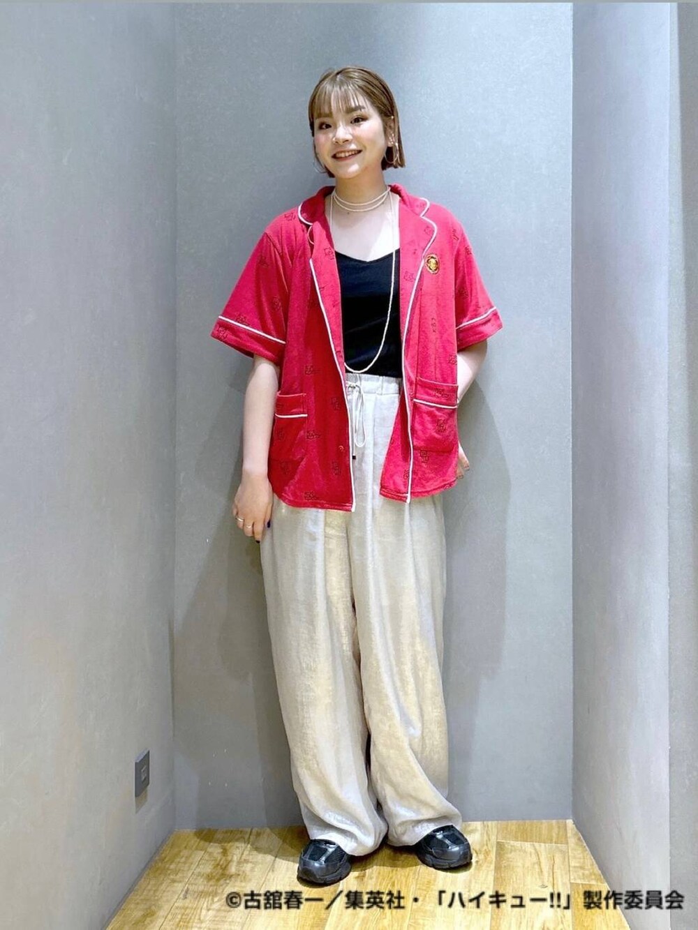 「体型カバー、メンズライク、モード、デート/ロマンティック、春コーデ、女子会、着痩せ、ゆったり、JEANASIS、着痩せ・細見え、春夏コーデ、ルームウェア」｜「JEANASISのグリッターイージーパンツ/324946（その他パンツ、シルバー系）」を使った、マキ（JEANASiS）さん（レディース・165cm）の春コーディネートの3枚目の写真