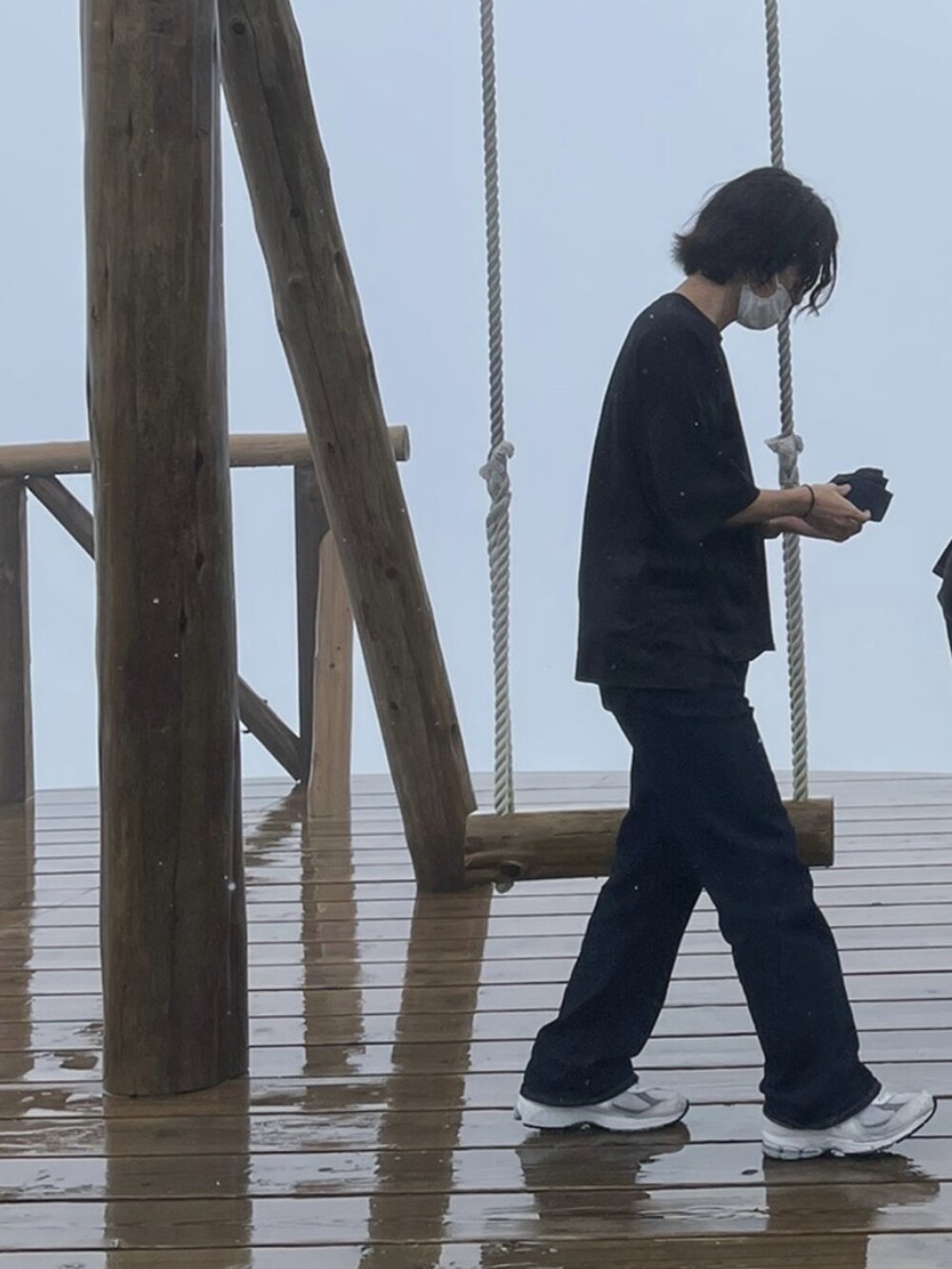 ブルー系のデニムパンツ、グレー系のスニーカーを着用したメンズの冬コーディネートの2枚目の写真