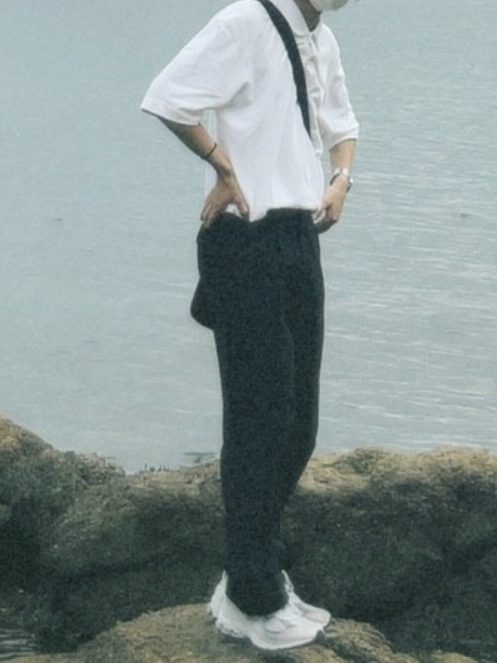 グレー系のスニーカー、ブラック系のキャップを着用したメンズの冬コーディネートの3枚目の写真