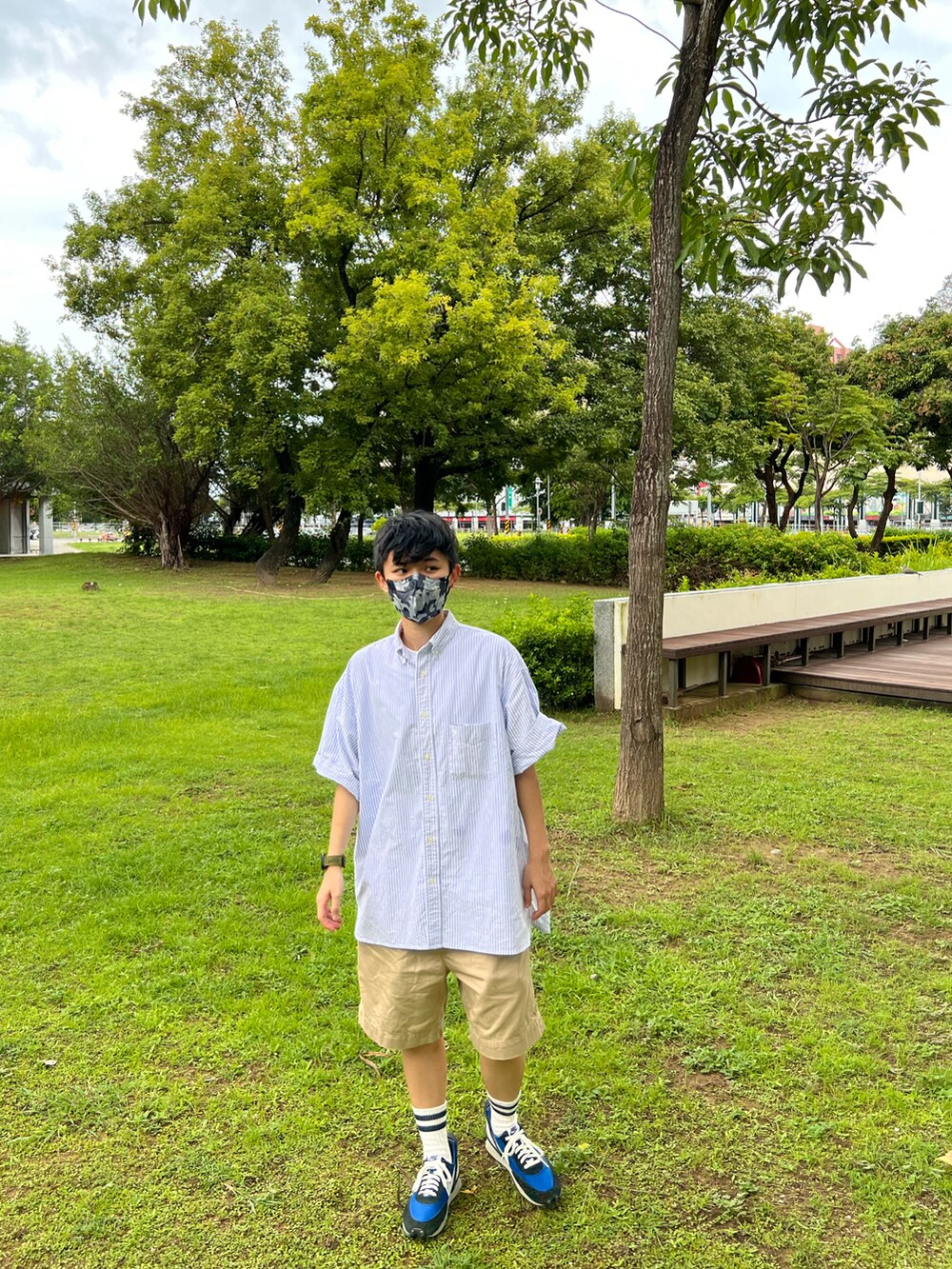 ブルー系のシャツ/ブラウス、ブラウン系のカーゴパンツ、ブルー系のスニーカーを着用したメンズの夏コーディネートの2枚目の写真