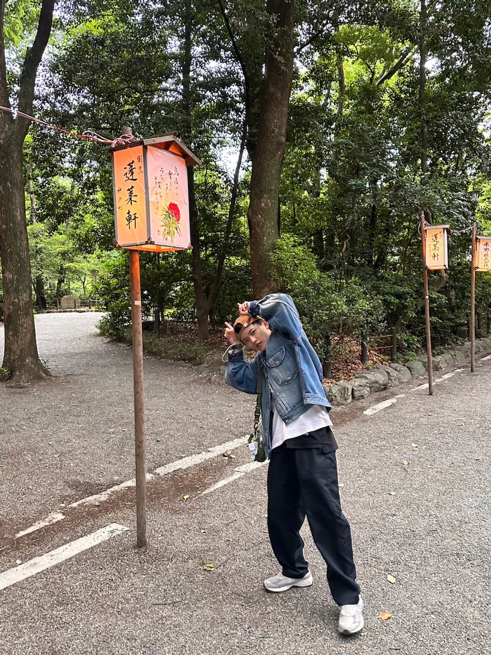 ブラック系のチノパンツ、グレー系のスリッポン、ブルー系のデニムジャケットを着用したメンズの夏コーディネートの2枚目の写真