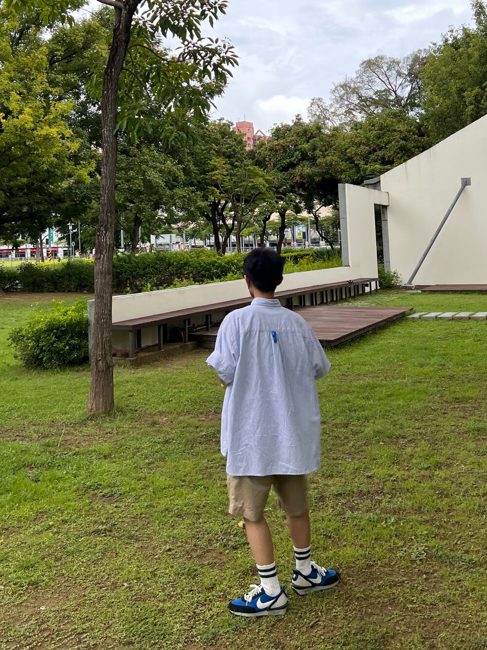 ブルー系のシャツ/ブラウス、ブラウン系のカーゴパンツ、ブルー系のスニーカーを着用したメンズの夏コーディネートの3枚目の写真