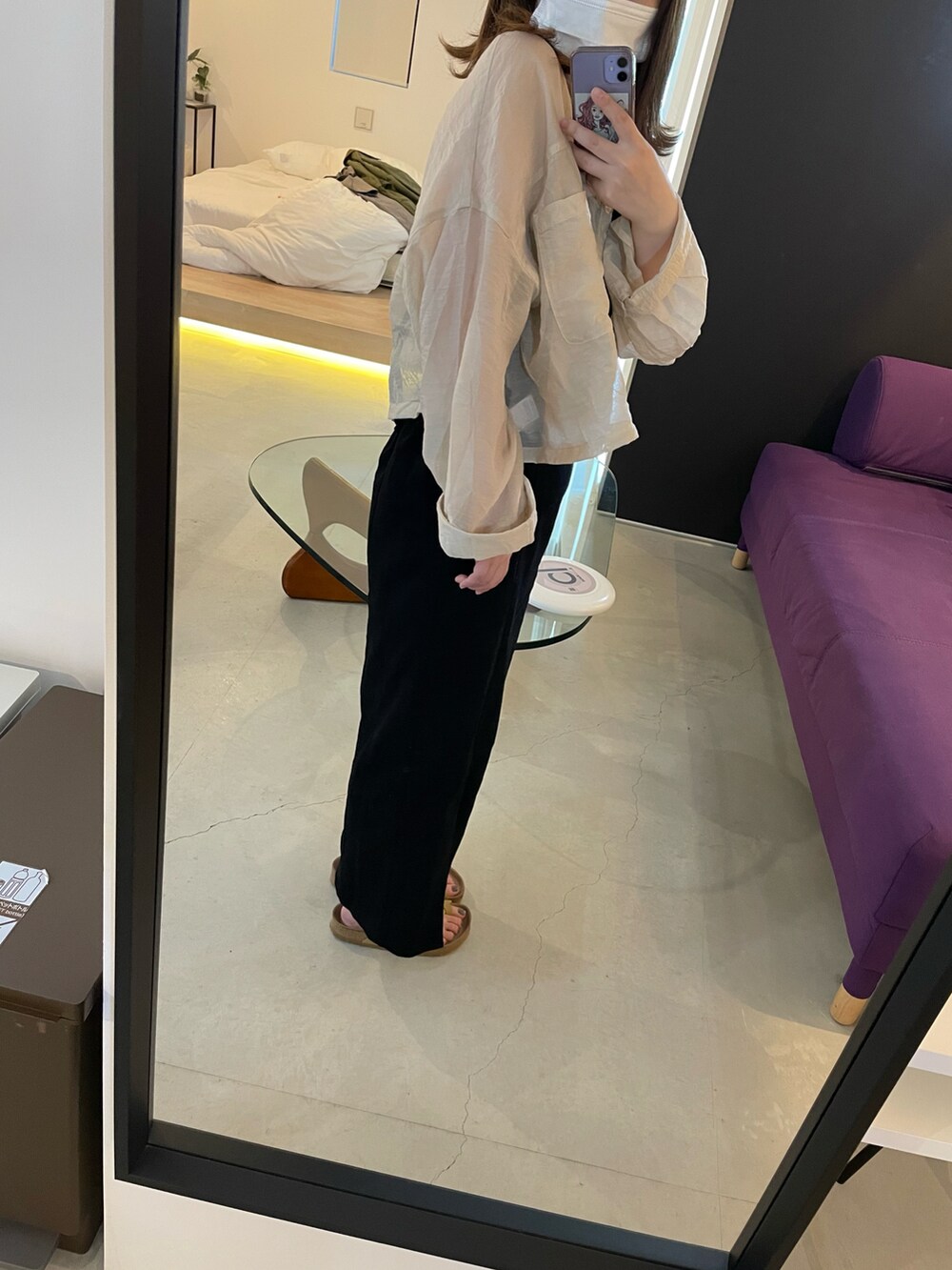 ベージュ系のシャツ/ブラウス、ブラック系のスカート、ベージュ系のサンダルを着用したレディースの春コーディネートの2枚目の写真