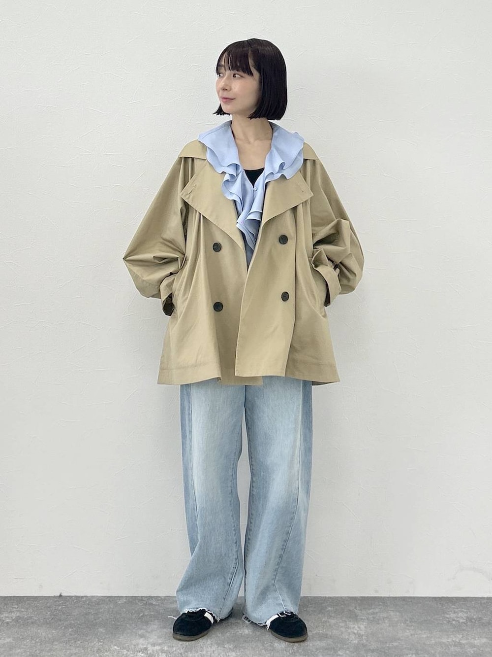 ブルー系のデニムパンツ、ブルー系のシャツ/ブラウス、ベージュ系のトレンチコートを着用したレディースの冬コーディネートの7枚目の写真