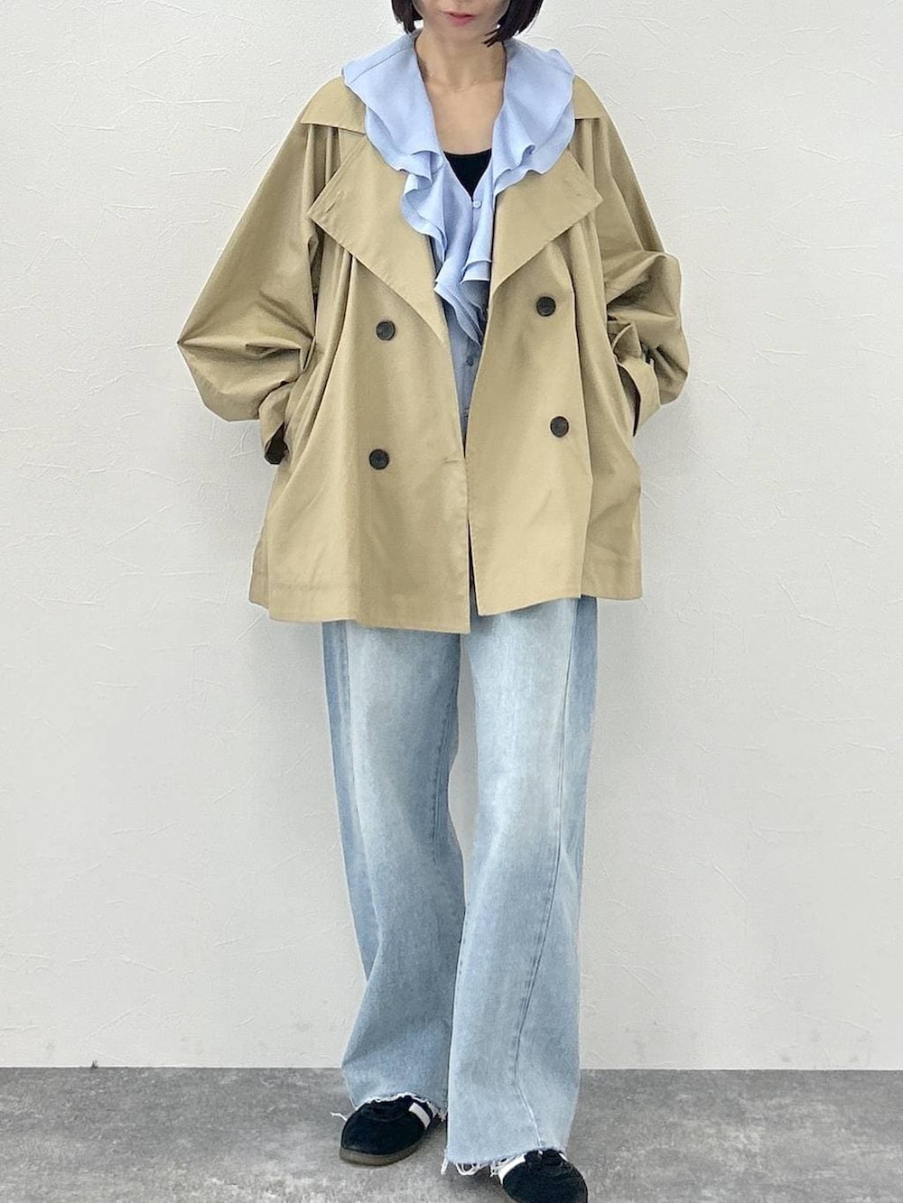 ブルー系のデニムパンツ、ブルー系のシャツ/ブラウス、ベージュ系のトレンチコートを着用したレディースの冬コーディネートの2枚目の写真