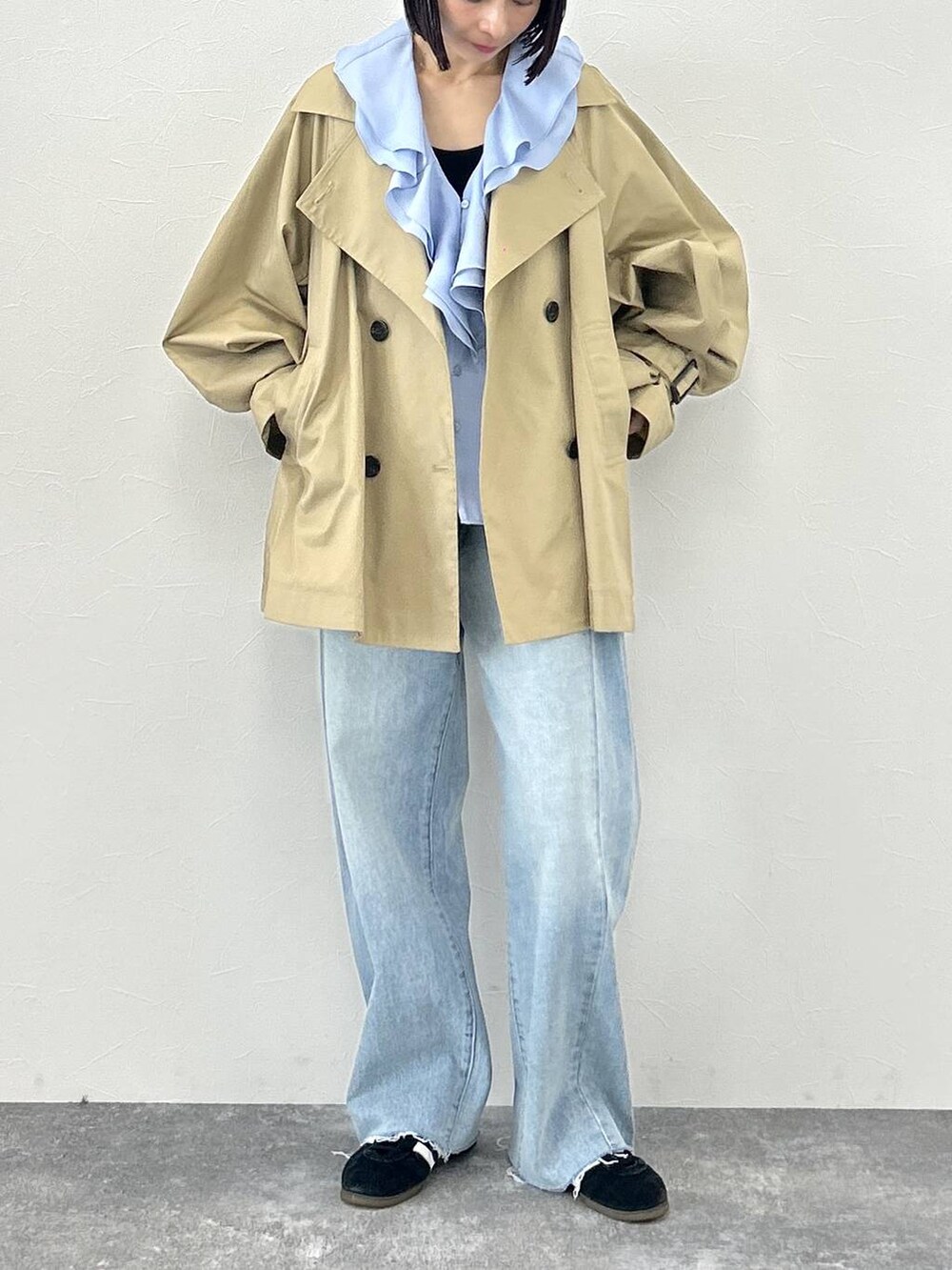 ブルー系のデニムパンツ、ブルー系のシャツ/ブラウス、ベージュ系のトレンチコートを着用したレディースの冬コーディネートの6枚目の写真