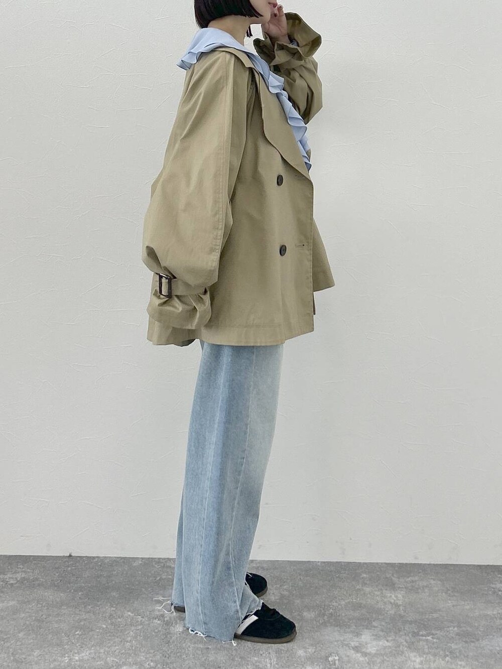 ブルー系のデニムパンツ、ブルー系のシャツ/ブラウス、ベージュ系のトレンチコートを着用したレディースの冬コーディネートの5枚目の写真