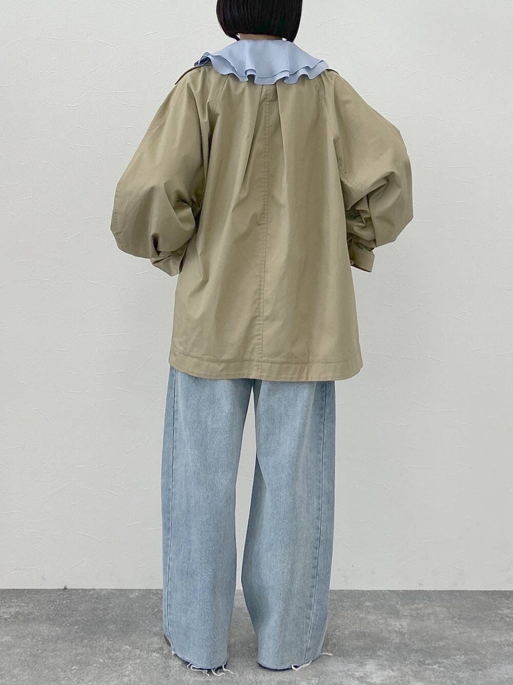 ブルー系のデニムパンツ、ブルー系のシャツ/ブラウス、ベージュ系のトレンチコートを着用したレディースの冬コーディネートの4枚目の写真