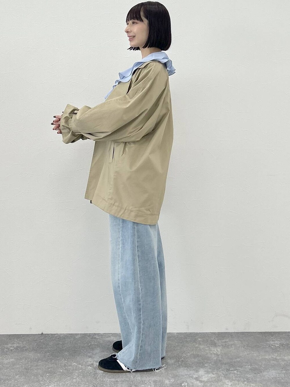 ブルー系のデニムパンツ、ブルー系のシャツ/ブラウス、ベージュ系のトレンチコートを着用したレディースの冬コーディネートの3枚目の写真