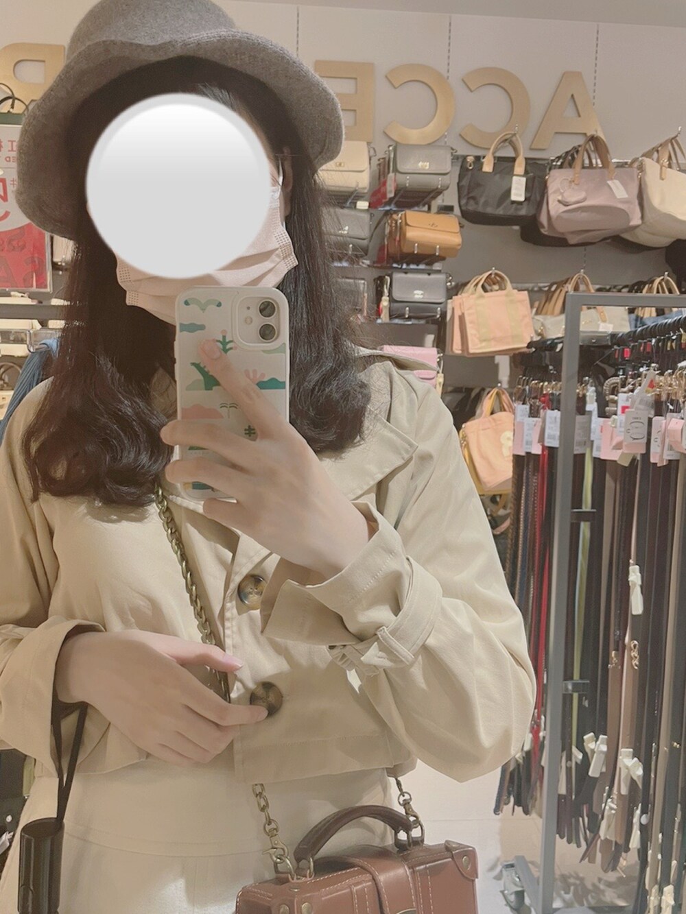 ブラック系のその他シューズ、ホワイト系のスカート、ブラウン系のショルダーバッグを着用したレディースの春コーディネートの2枚目の写真