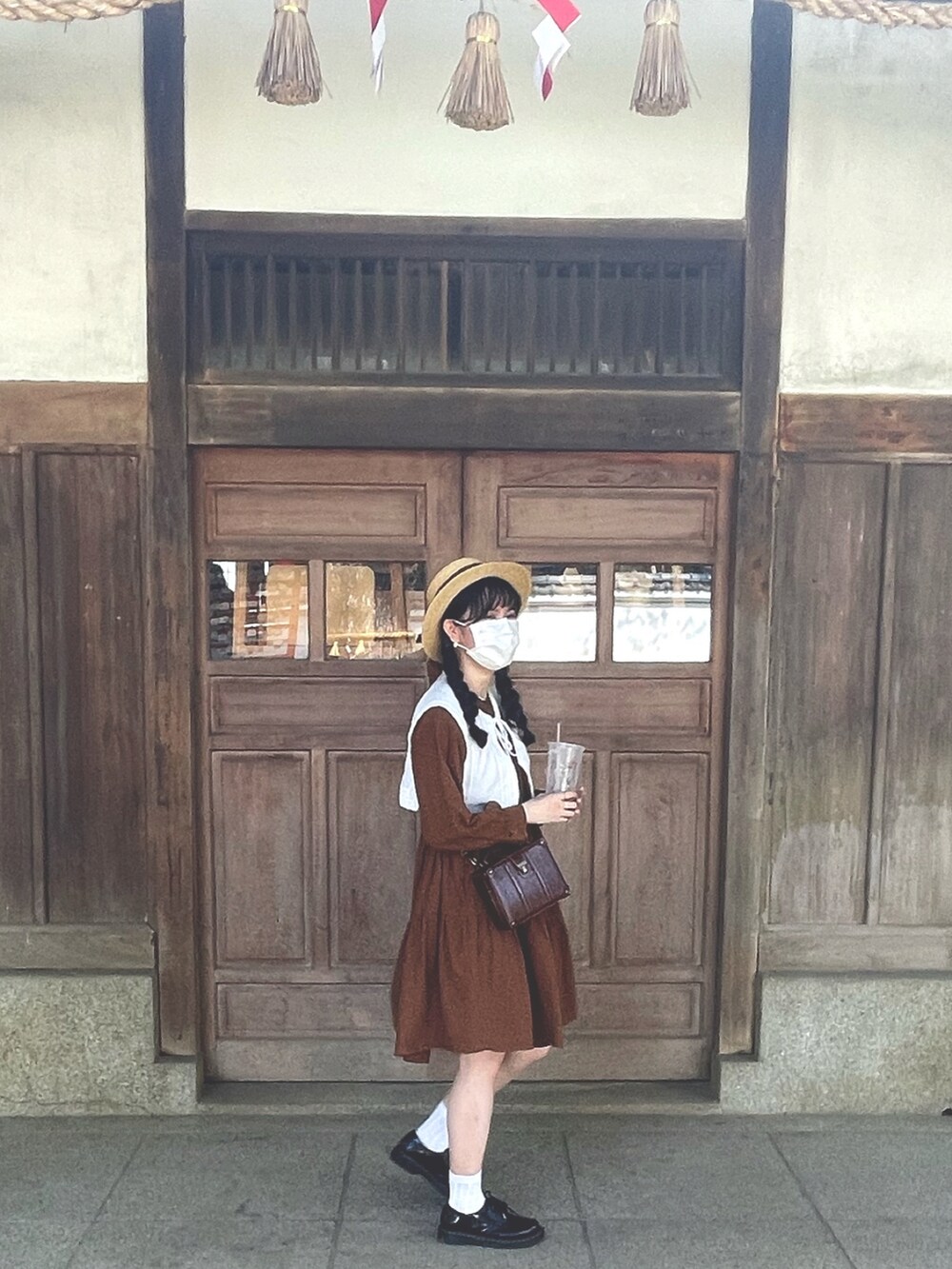 ホワイト系のシャツ/ブラウス、ブラウン系のワンピース、ブラウン系のショルダーバッグを着用したレディースの春コーディネートの2枚目の写真