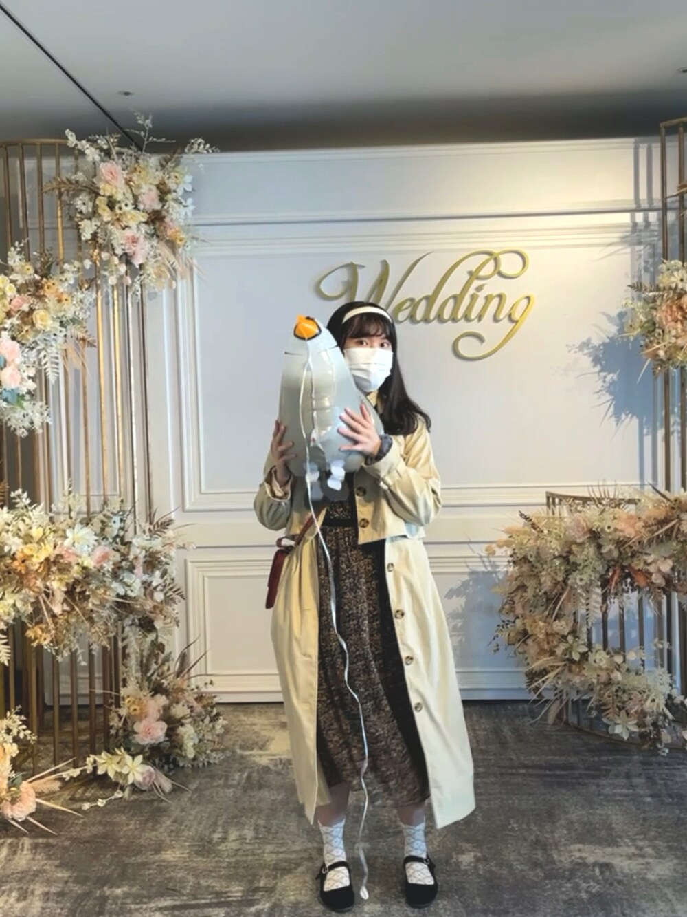 ブラック系のその他シューズを着用したレディースの冬コーディネートの2枚目の写真