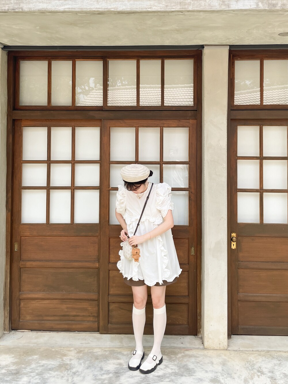 ホワイト系のワンピース/ドレス、ホワイト系のバレエシューズを着用したレディースの夏コーディネートの2枚目の写真