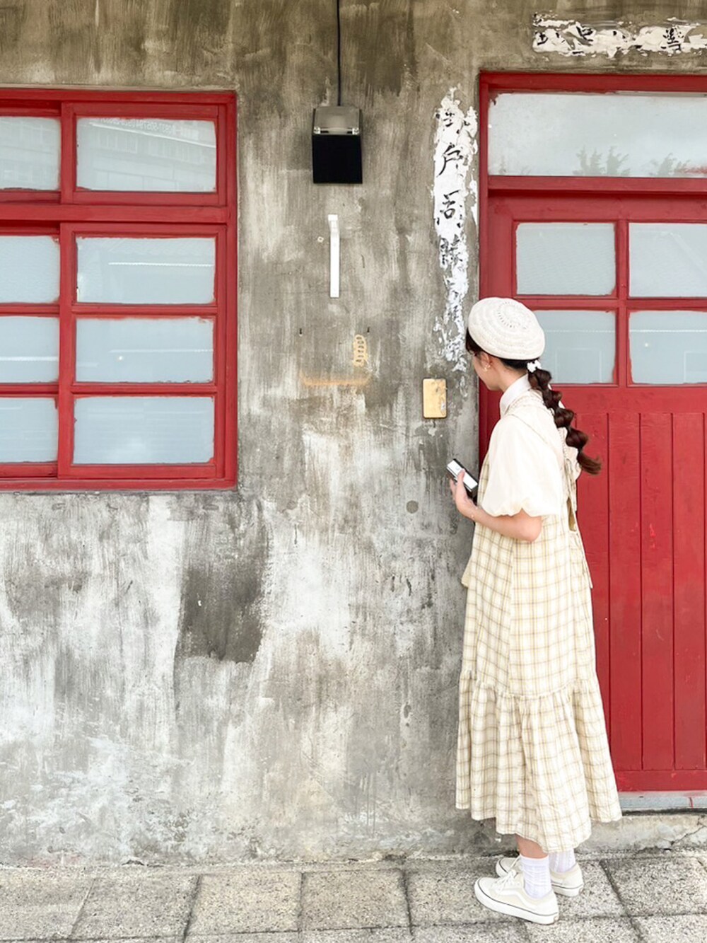 イエロー系のワンピース、ベージュ系のシャツ/ブラウス、ベージュ系のスニーカーを着用したレディースの夏コーディネートの2枚目の写真