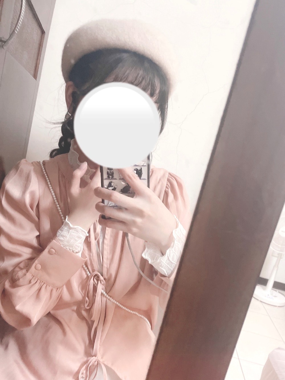 ピンク系のワンピース、ホワイト系のスカート、ブラウン系のショルダーバッグを着用したレディースの冬コーディネートの2枚目の写真