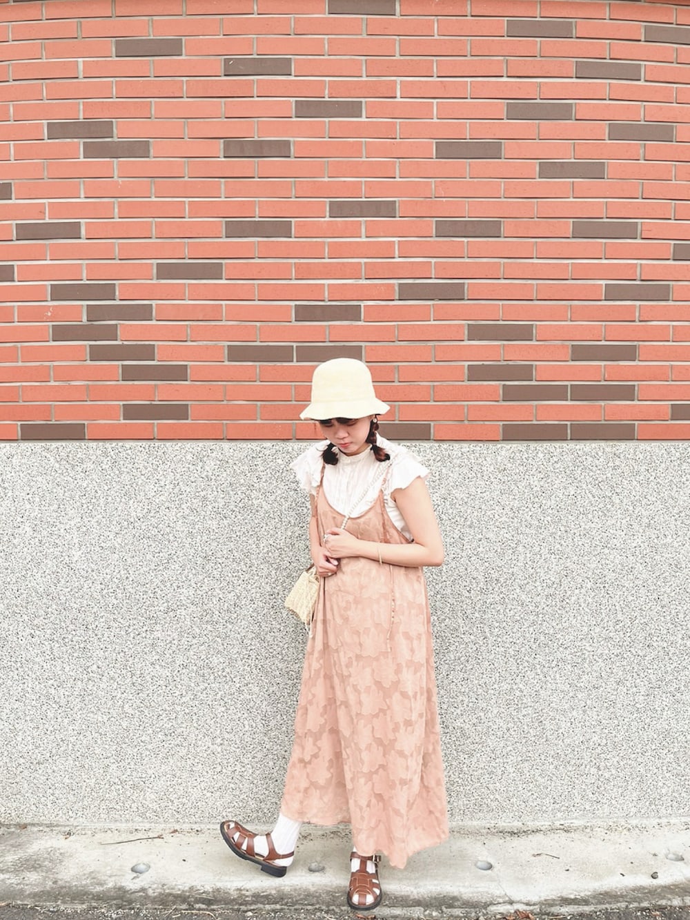 ベージュ系のTシャツ/カットソー、ブラウン系のワンピース/ドレス、ブラウン系のサンダルを着用したレディースの秋コーディネートの2枚目の写真