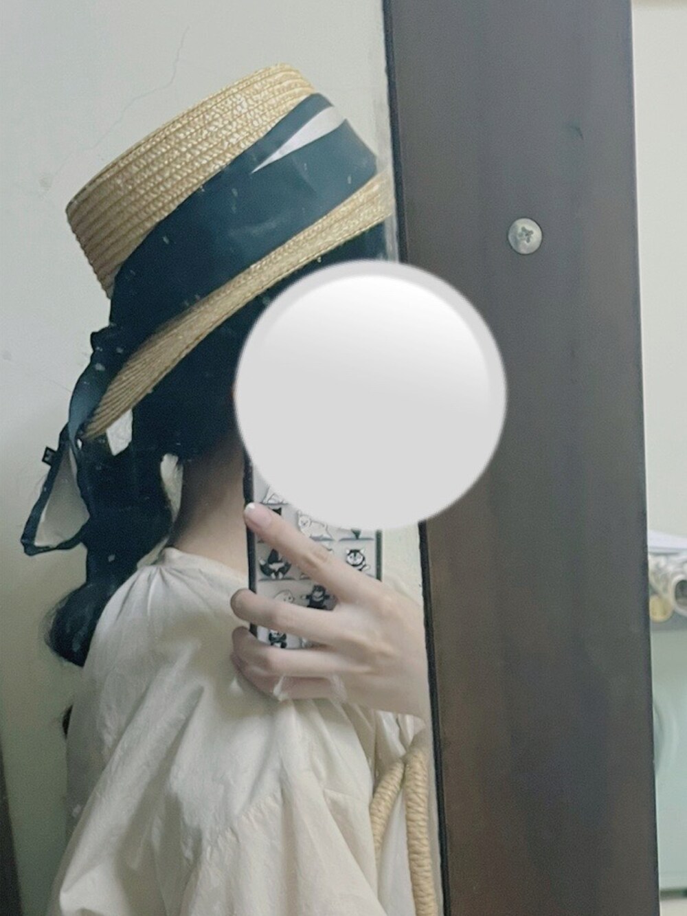 その他のスカート、ベージュ系のかごバッグ、ベージュ系のサンバイザーを着用したレディースの夏コーディネートの2枚目の写真