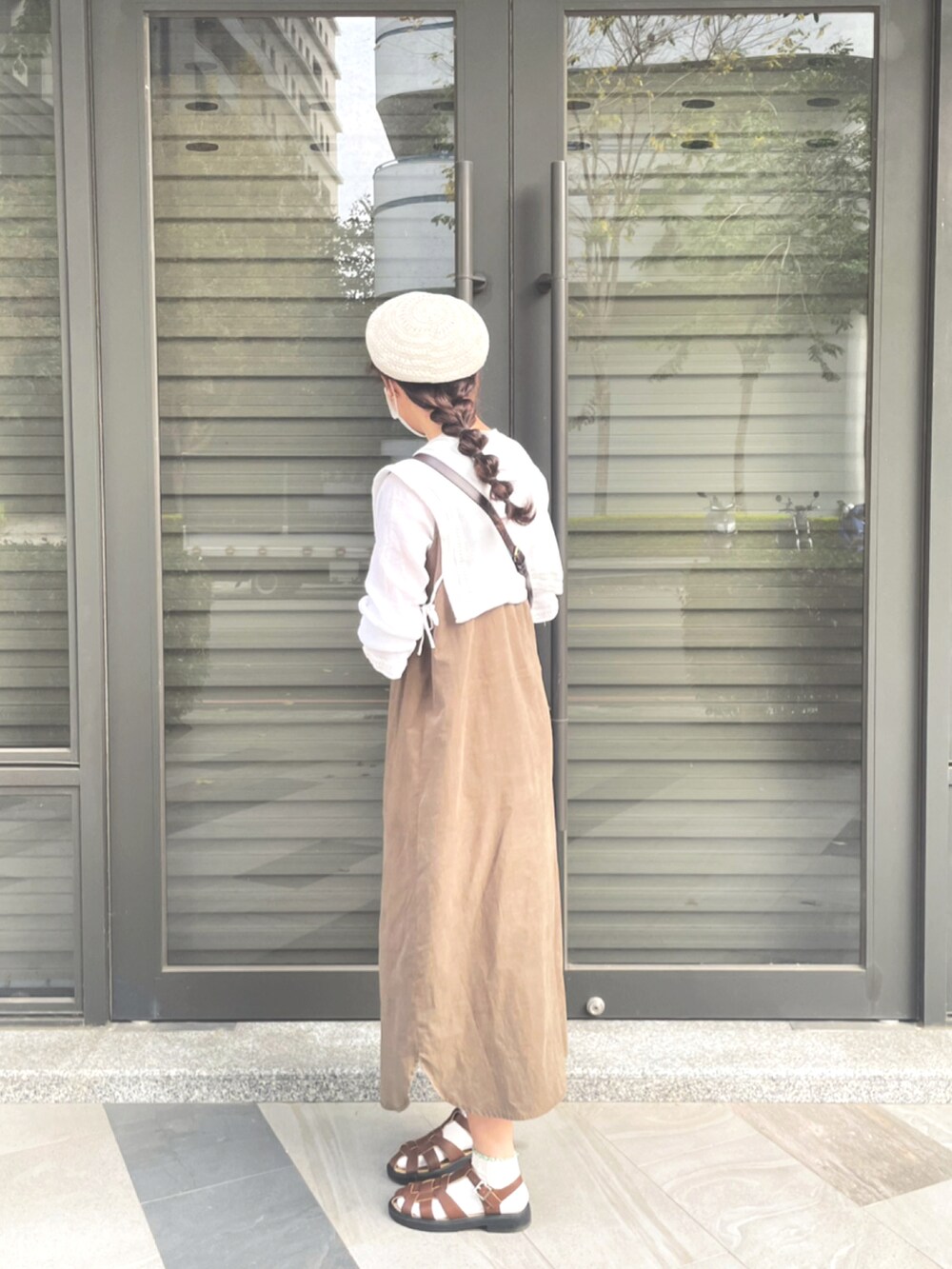 ホワイト系のシャツ/ブラウス、グリーン系のワンピース、ブラウン系のショルダーバッグを着用したレディースの春コーディネートの3枚目の写真