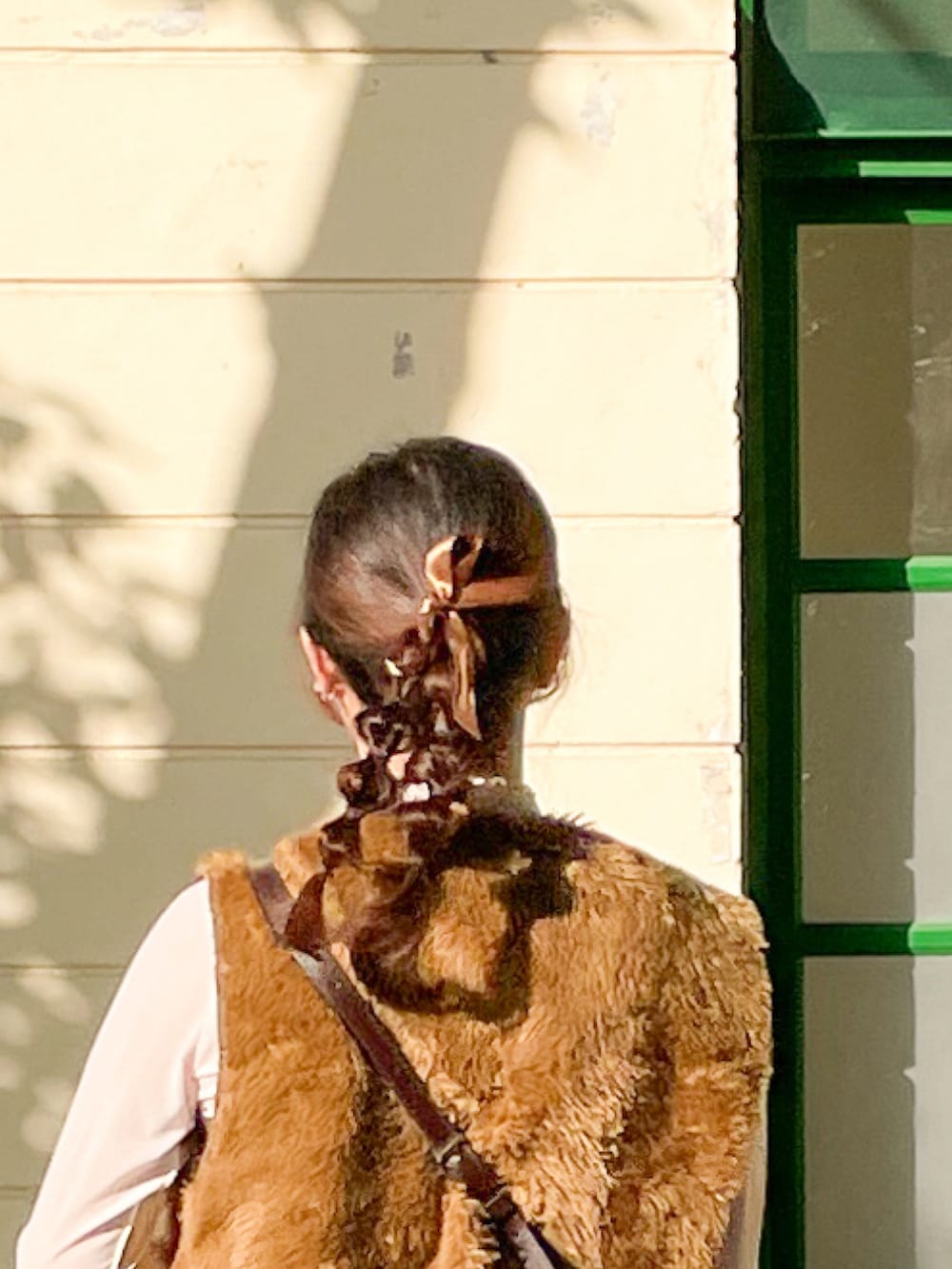 ブラウン系のベスト、ブラウン系のワンピース/ドレス、ブラウン系のブーツを着用したレディースの冬コーディネートの3枚目の写真