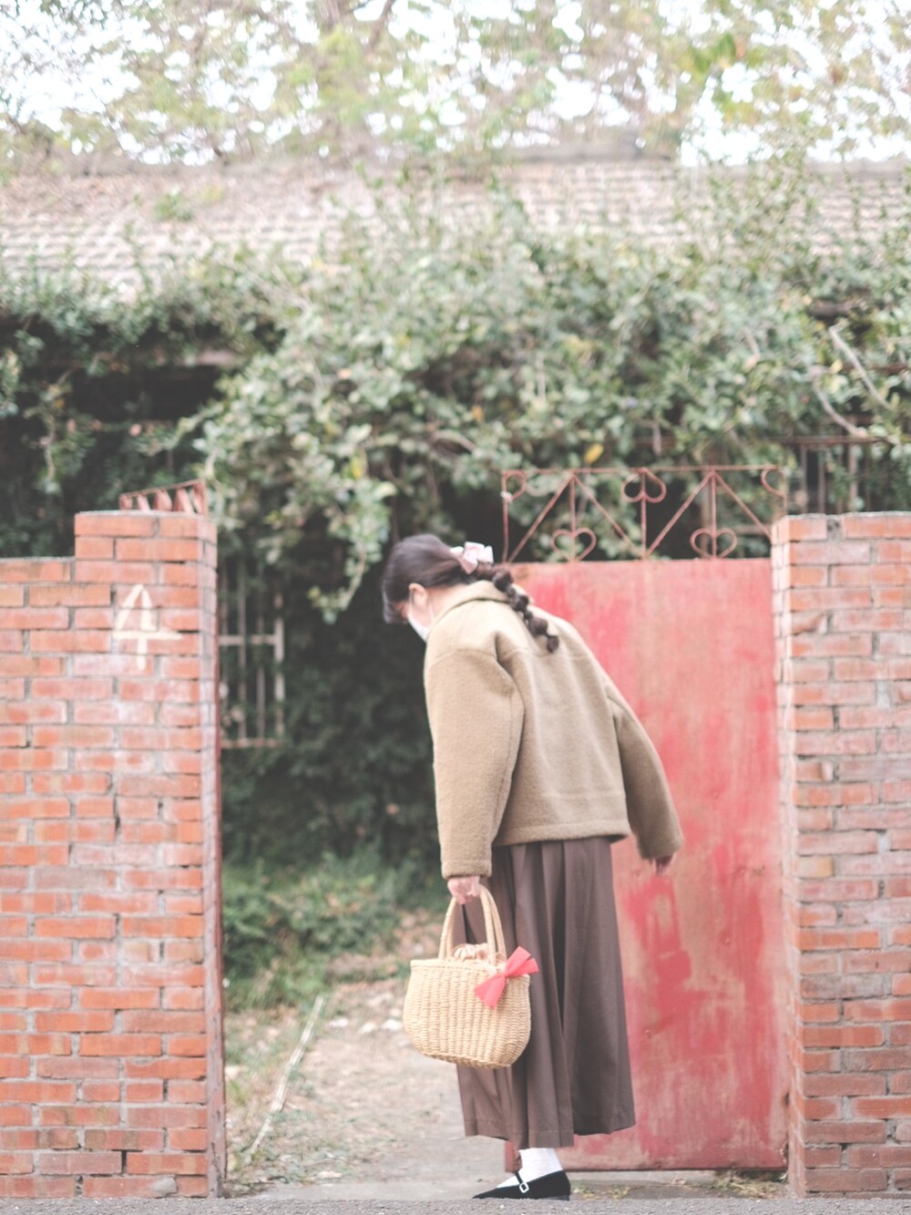 ブラウン系のワンピース、ブラック系のその他シューズ、ホワイト系のシャツ/ブラウスを着用したレディースの春コーディネートの2枚目の写真