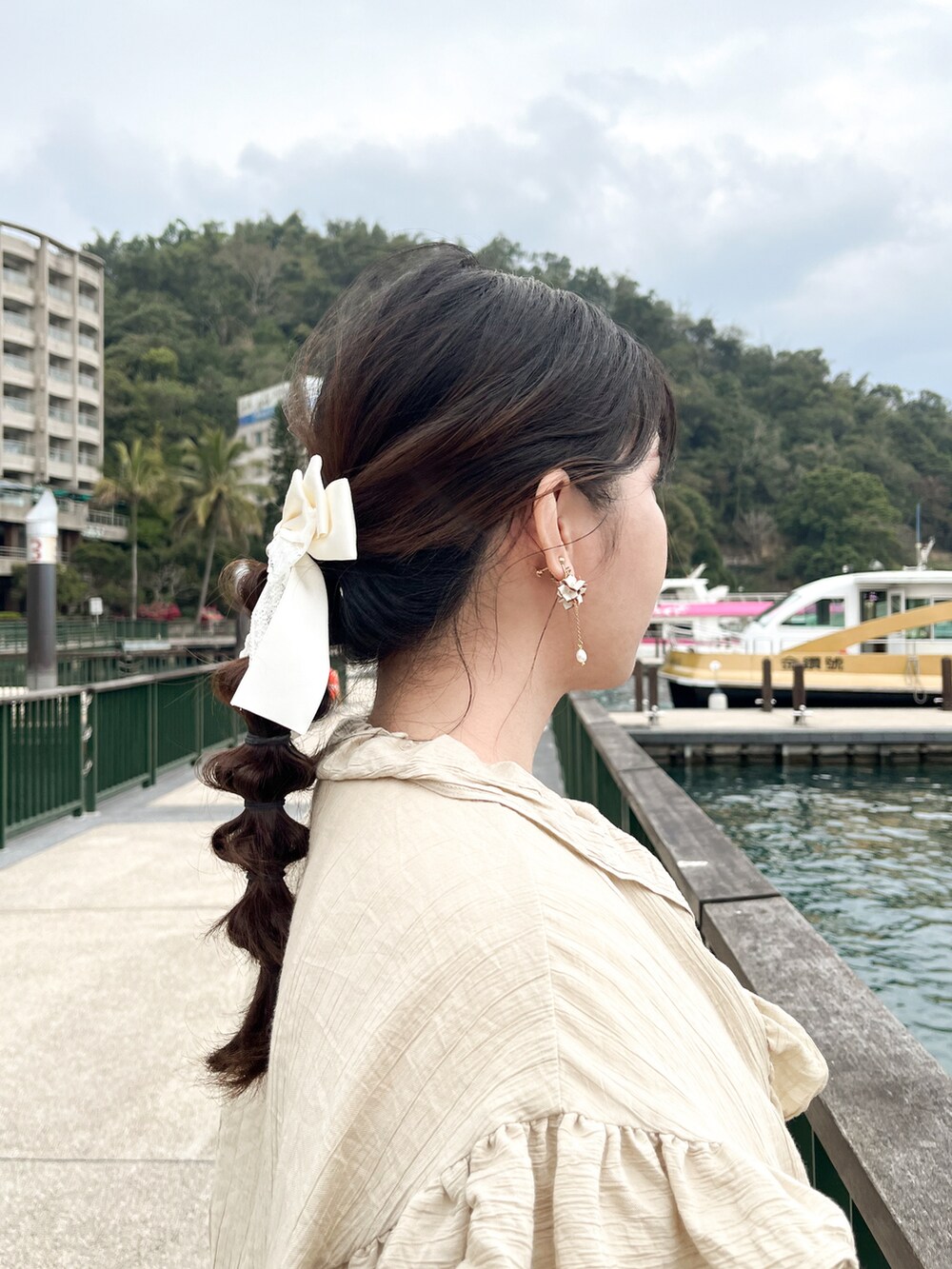 ホワイト系のワンピース、ベージュ系のシャツ/ブラウス、ホワイト系の福袋/福箱を着用したレディースの春コーディネートの2枚目の写真