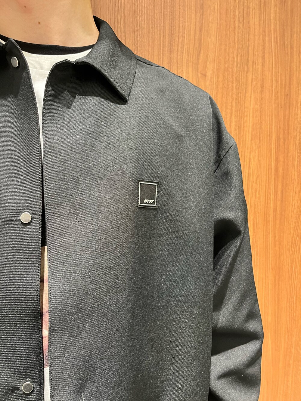 ブラック系のブルゾン、ブラウン系のブルゾン、グレー系のブルゾンを着用したメンズの春コーディネートの2枚目の写真