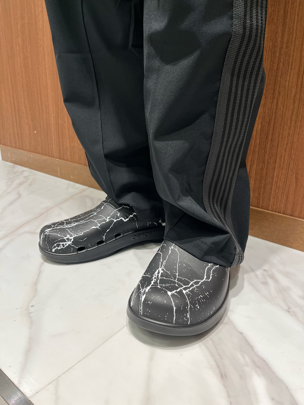 ブラック系のサンダルを着用したメンズの夏コーディネートの5枚目の写真